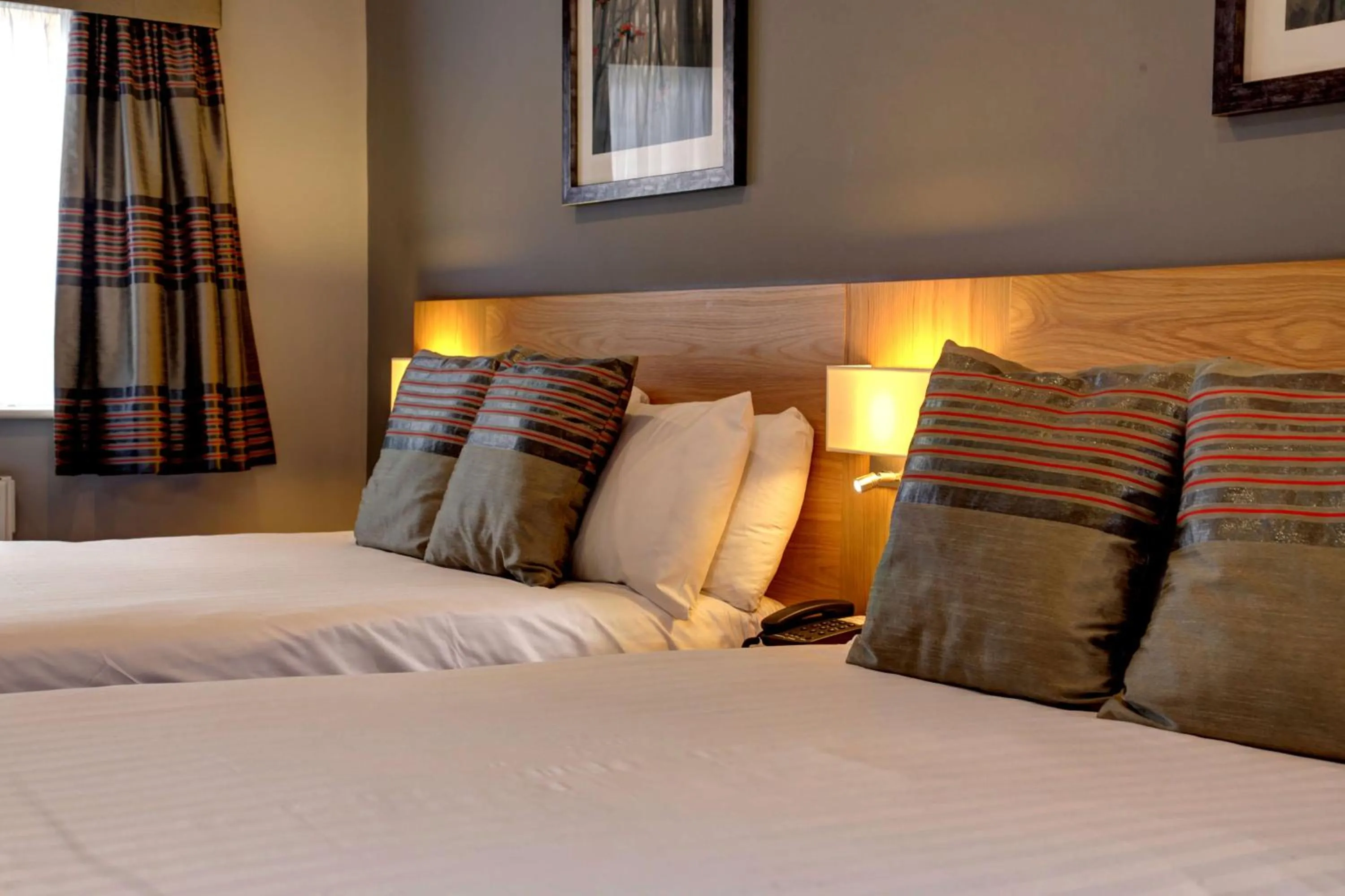 Photo of the whole room, Bed in Linton Lodge a BW Signature Collection Hotel