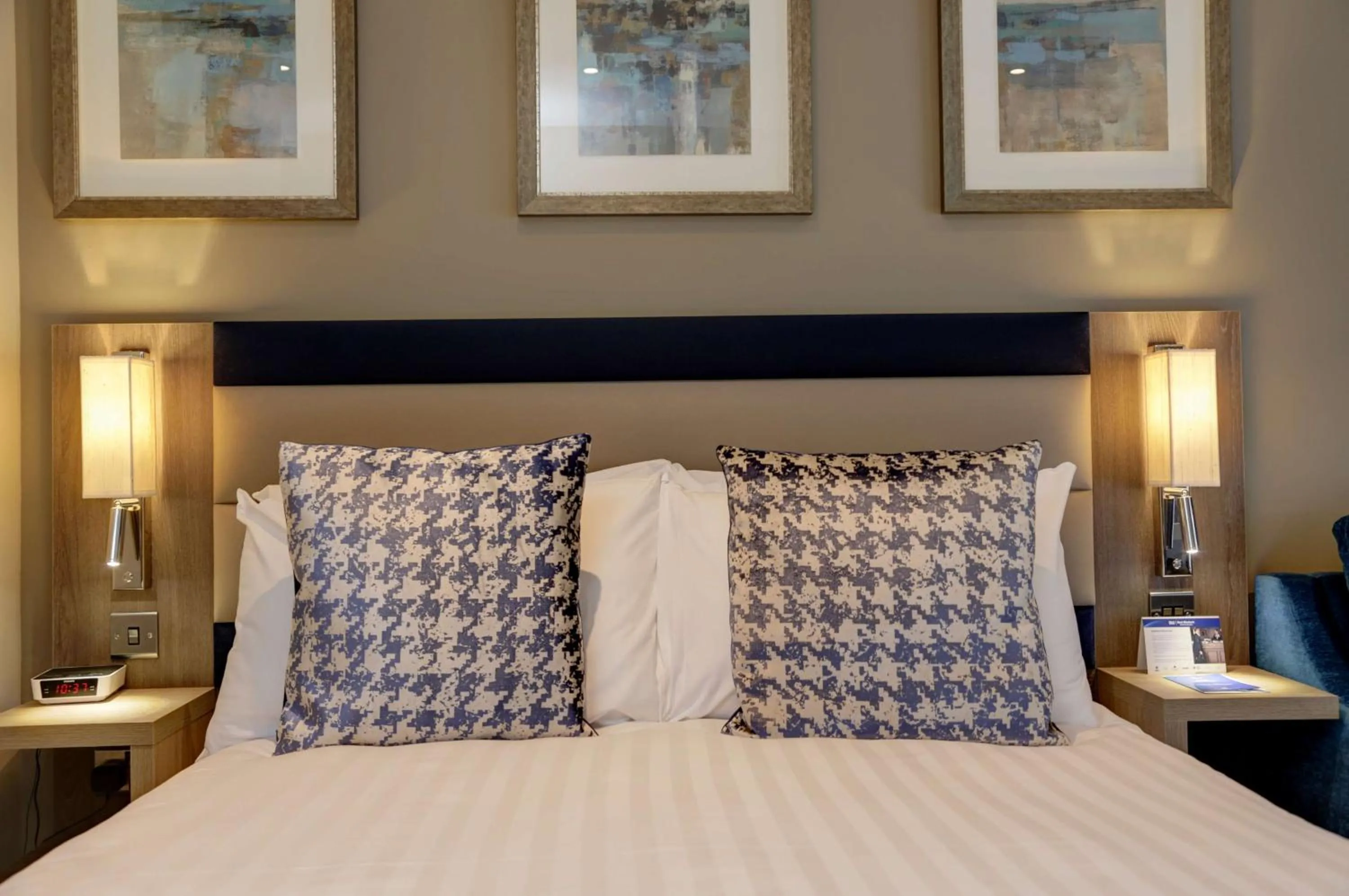 Photo of the whole room, Bed in Linton Lodge a BW Signature Collection Hotel