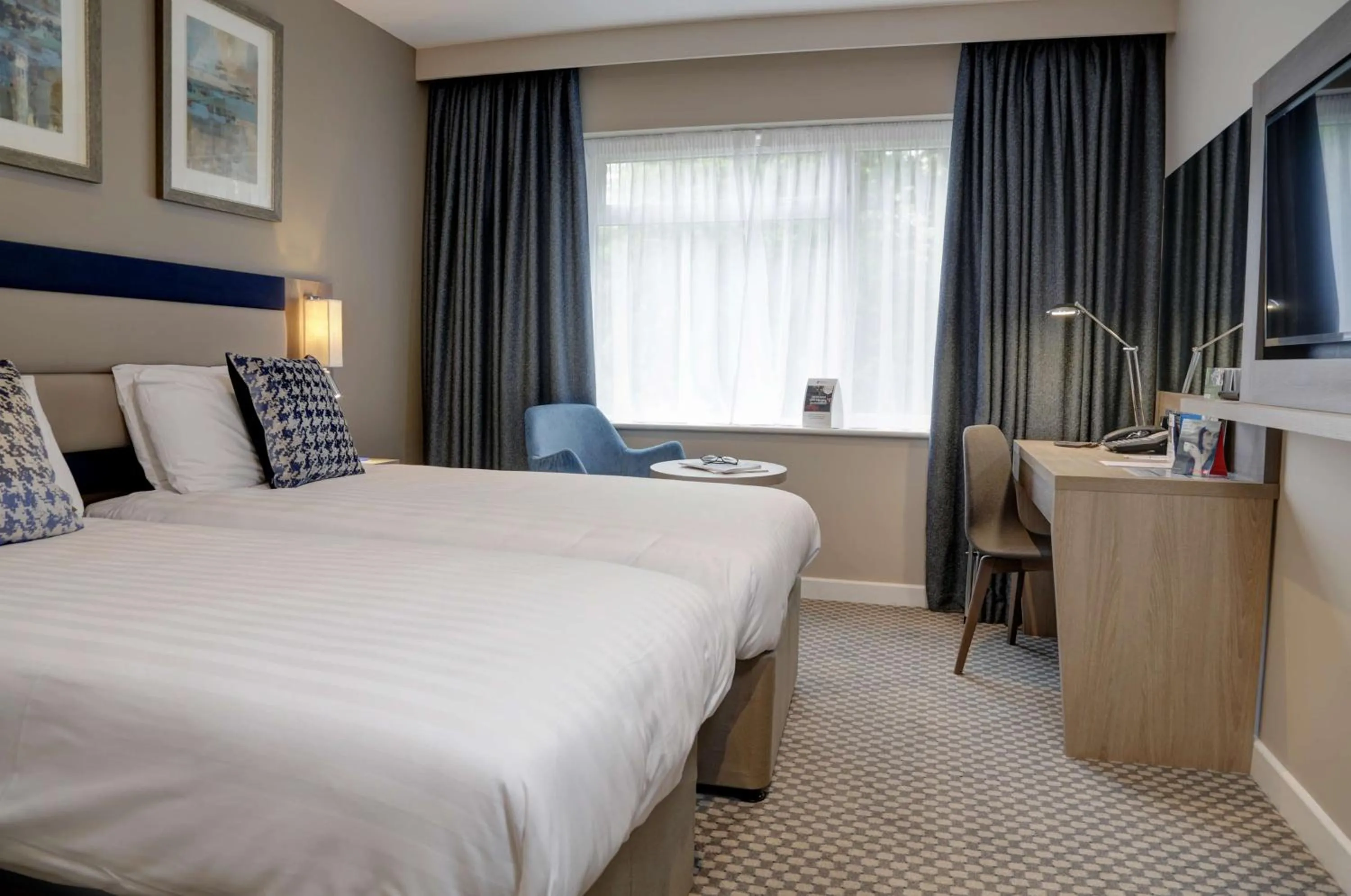 Photo of the whole room, Bed in Linton Lodge a BW Signature Collection Hotel