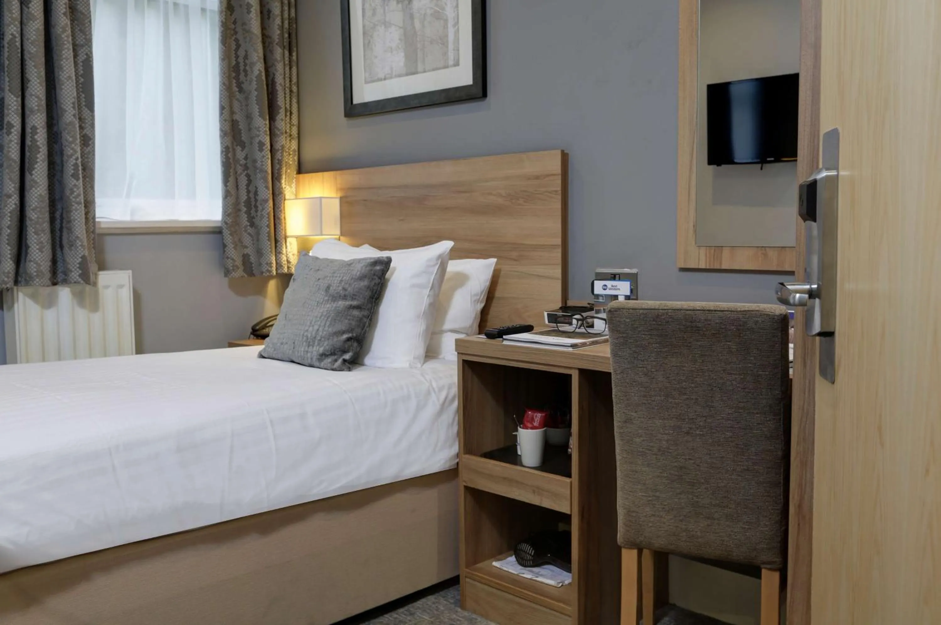 Photo of the whole room, Bed in Linton Lodge a BW Signature Collection Hotel