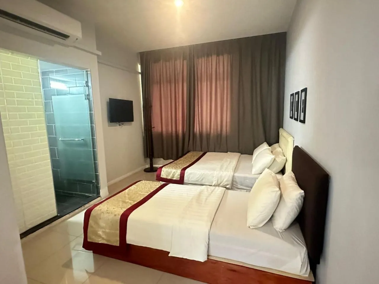 Bed in KINGSMAN BOUTIQUE HOTEL