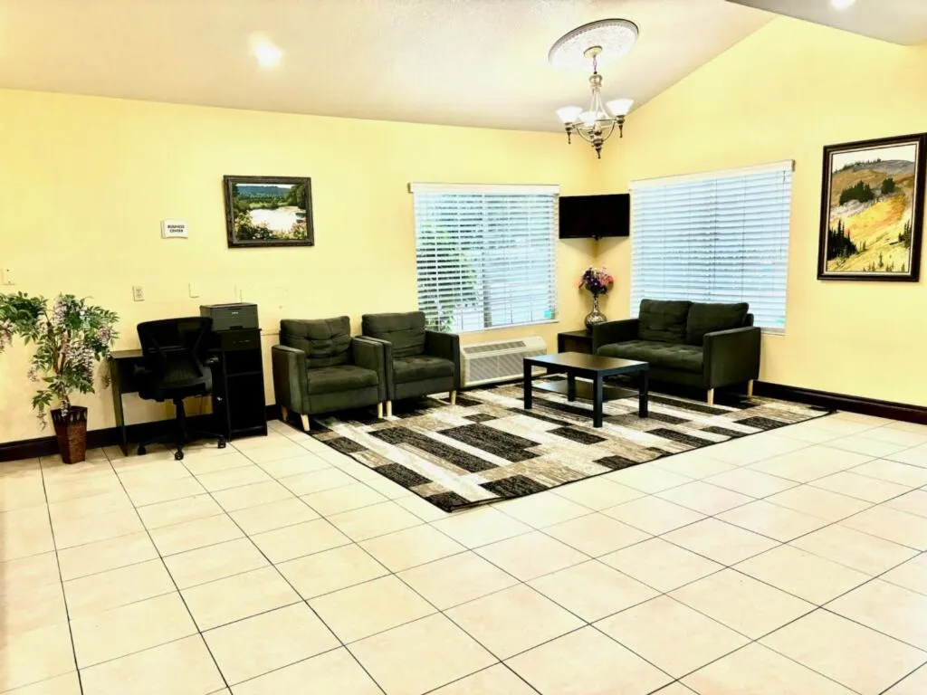 Seating Area in Quality Inn Centralia Chehalis