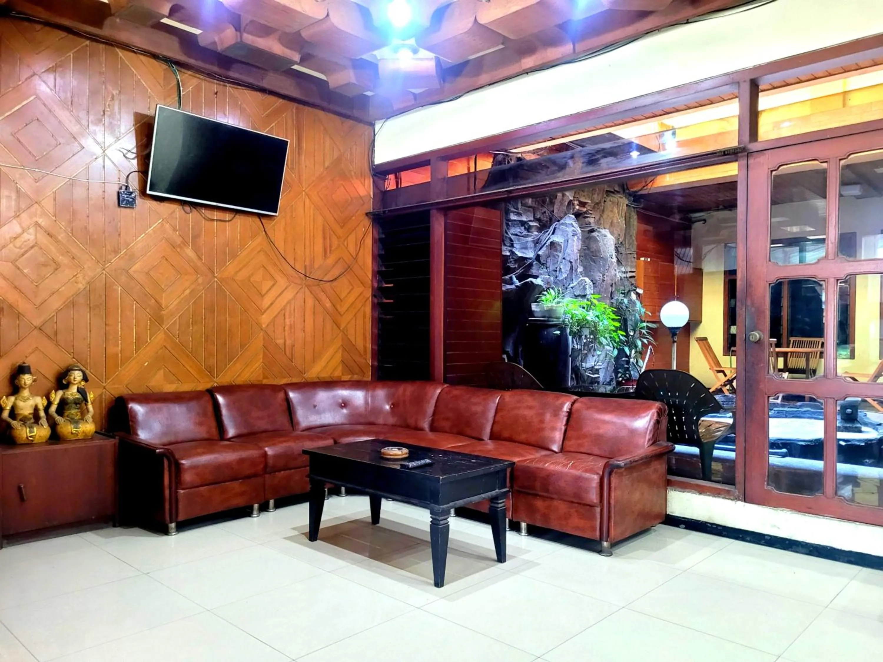 Communal lounge/ TV room in Hotel Dirgahayu Ponorogo