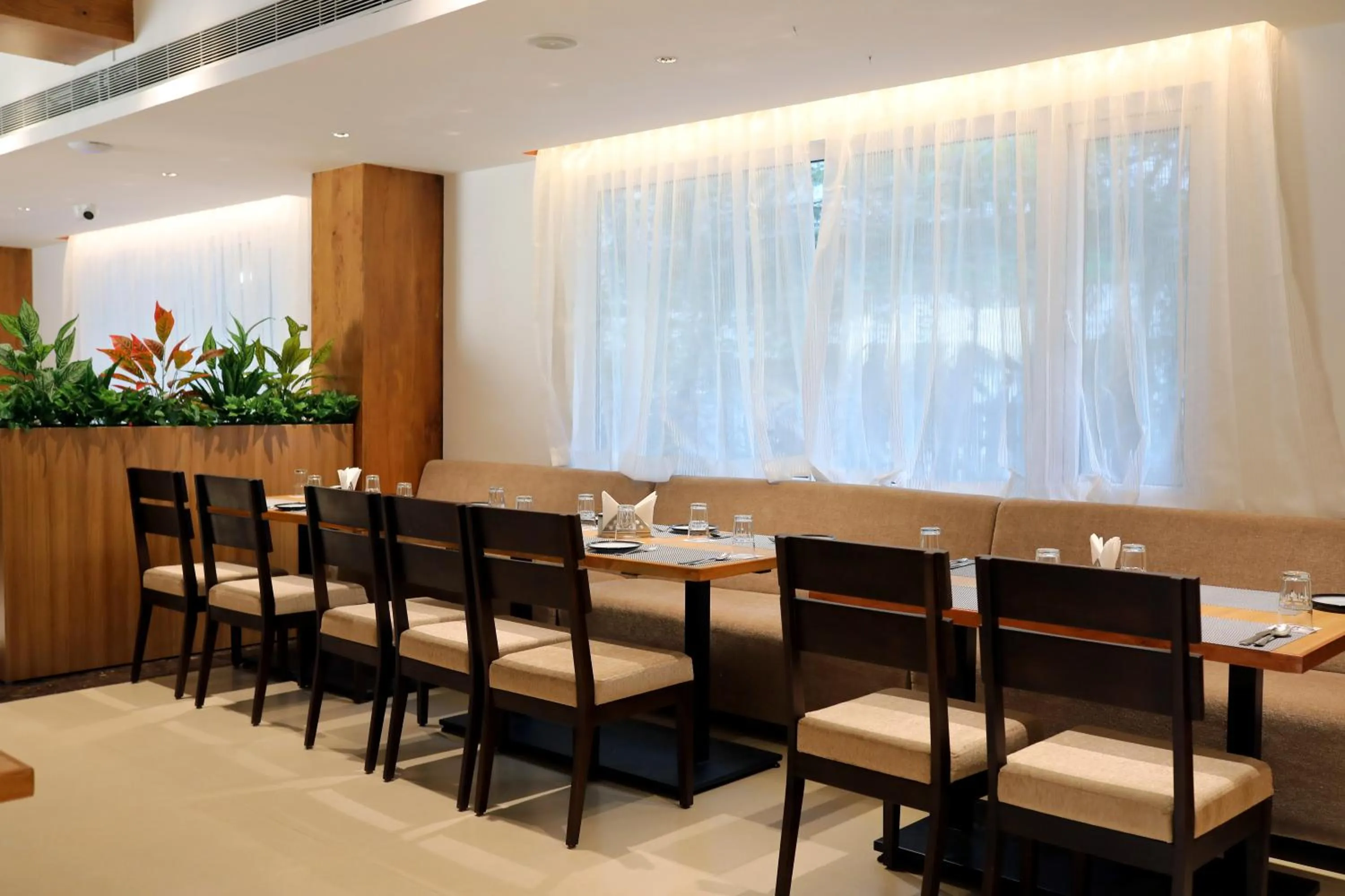 Restaurant/places to eat in Icon Grand Hotel By Bhagini