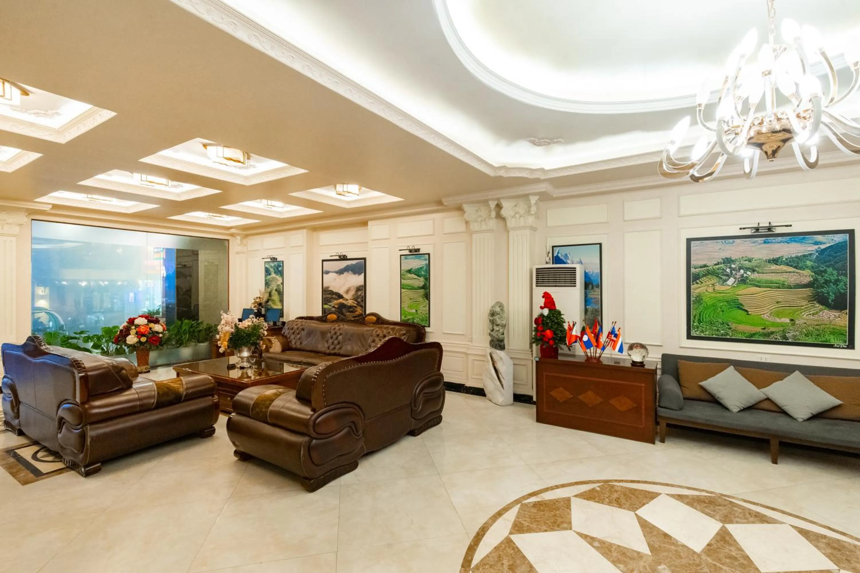 Communal lounge/ TV room in Sapa Paradise Hotel