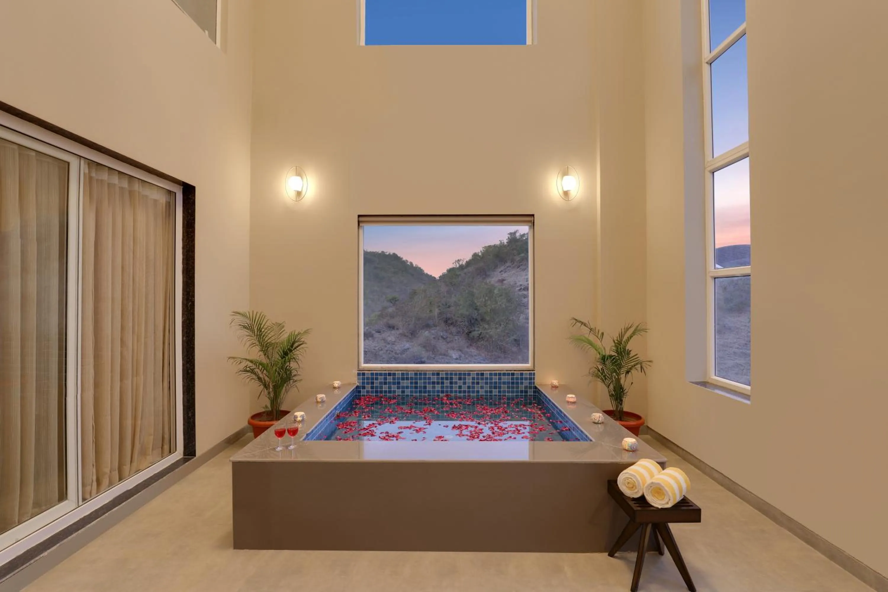 Swimming pool in Lemon Tree Resort, Kumbhalgarh