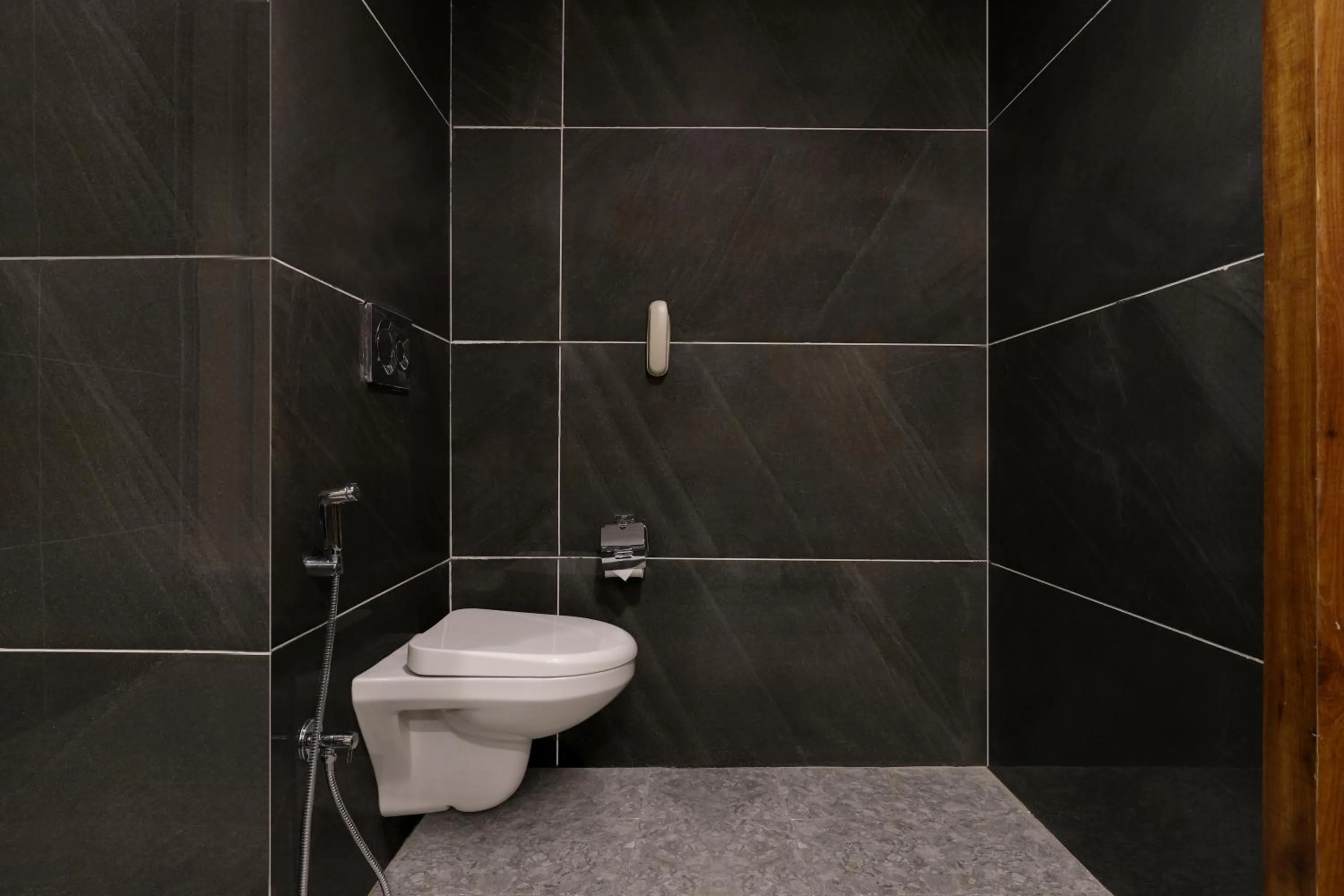 Toilet in Lemon Tree Resort, Kumbhalgarh