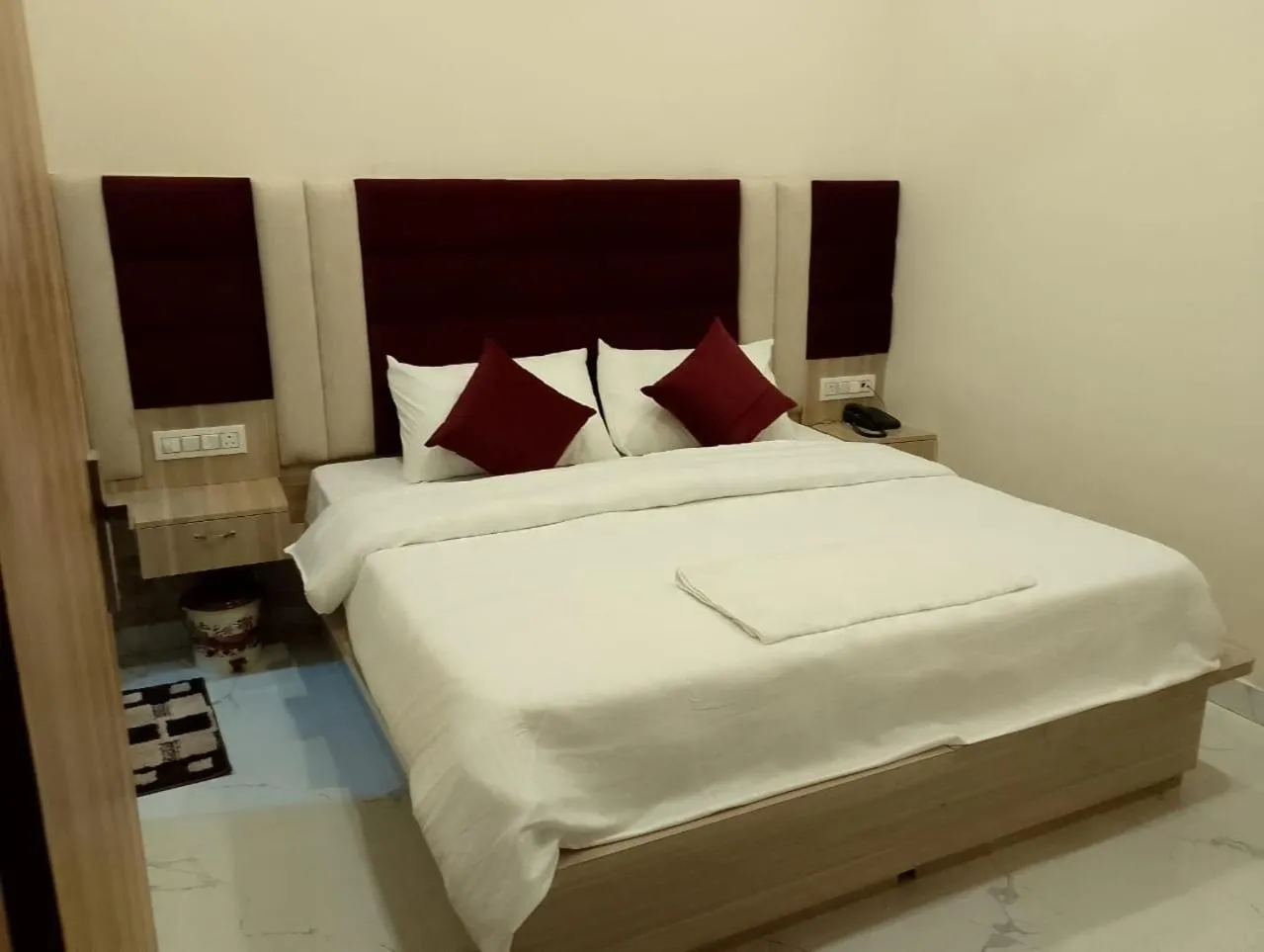 Bed in Hotel LR Delite Inn