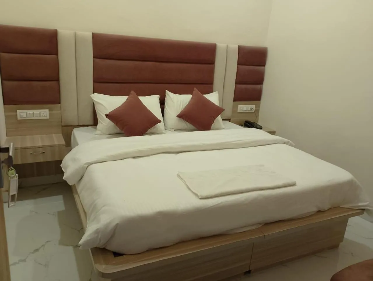 Bed in Hotel LR Delite Inn