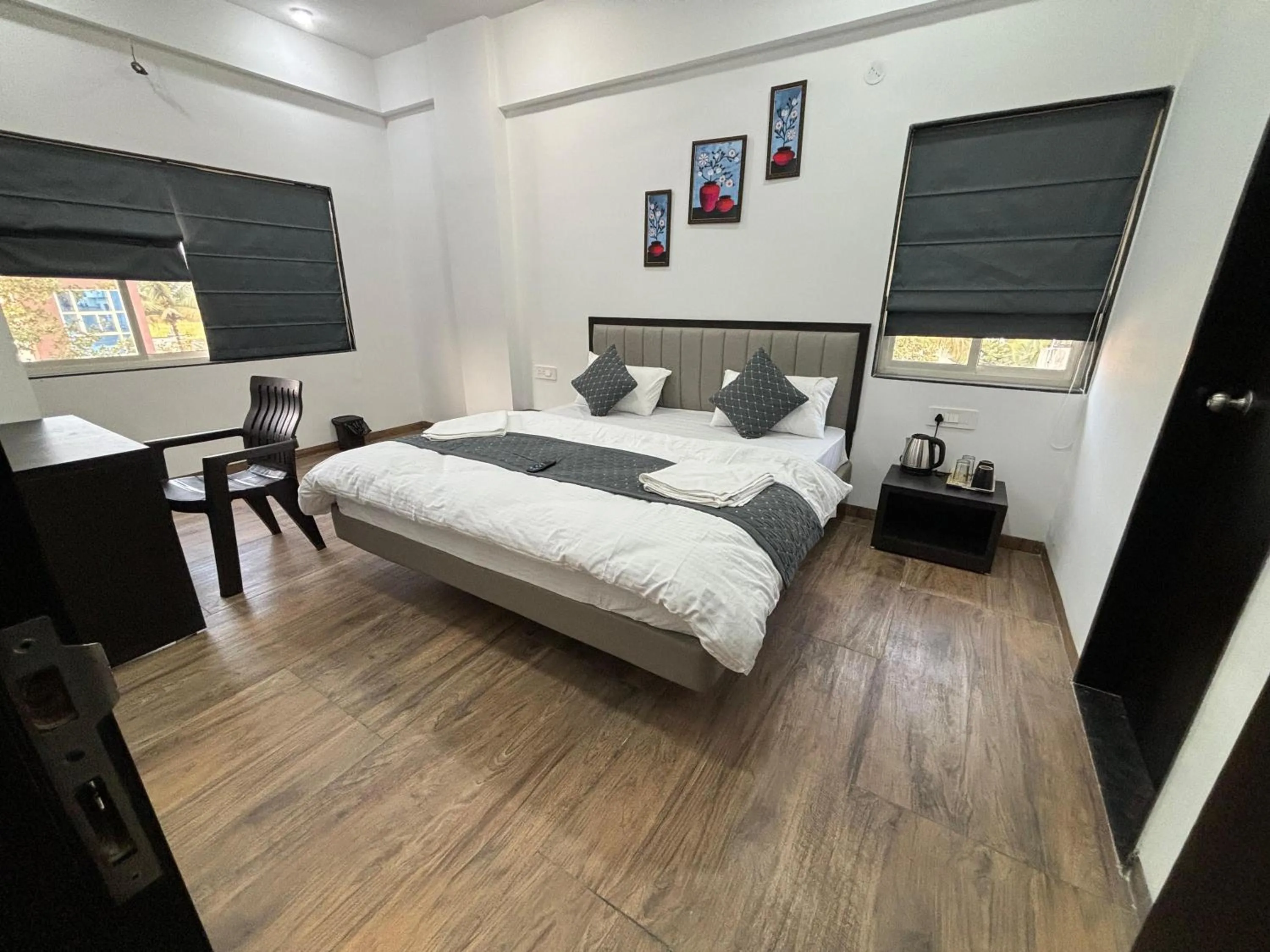 Photo of the whole room, Bed in Sunny Executive