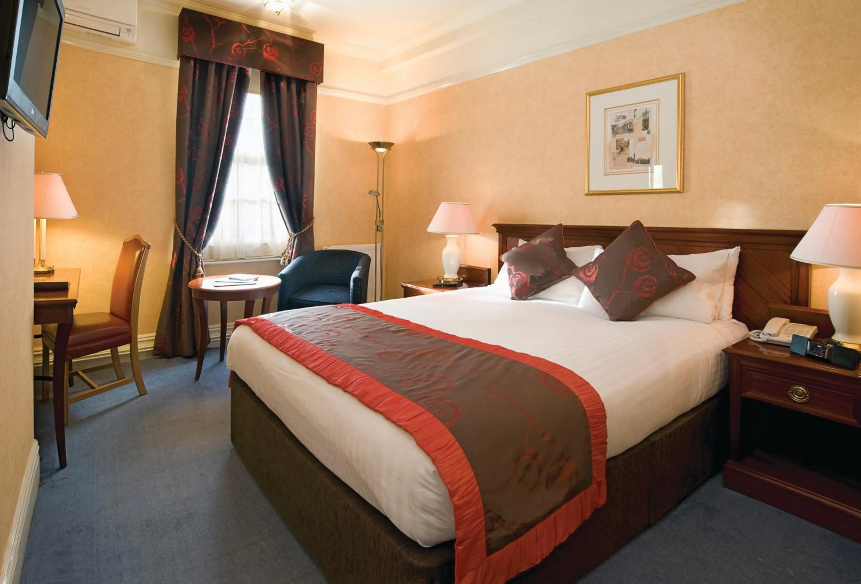 Bedroom, Bed in Old Hunstanton Le Strange Arms Hotel