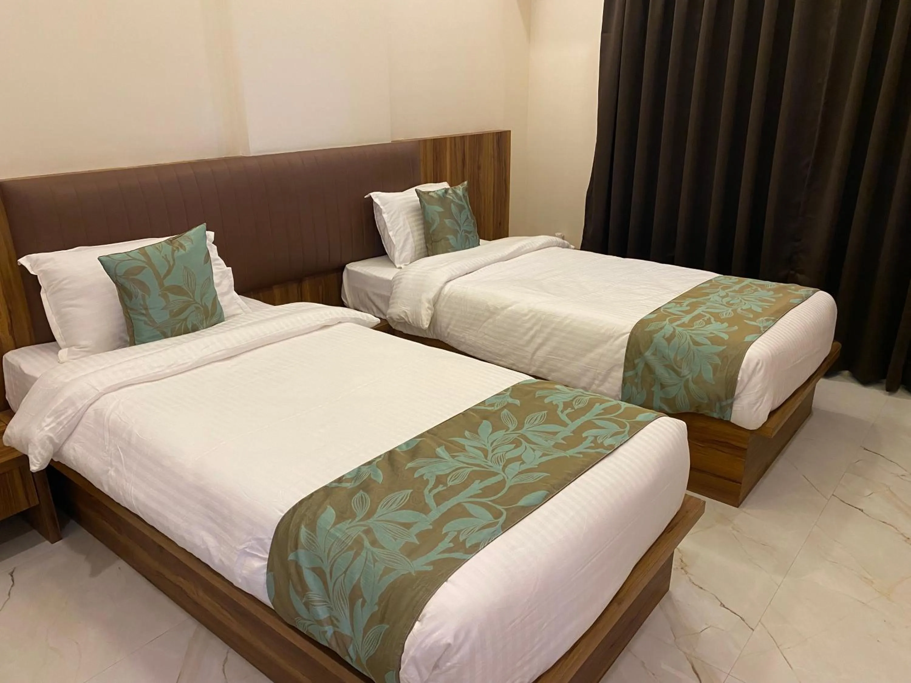 The Grand Sarovar Inn And Suites