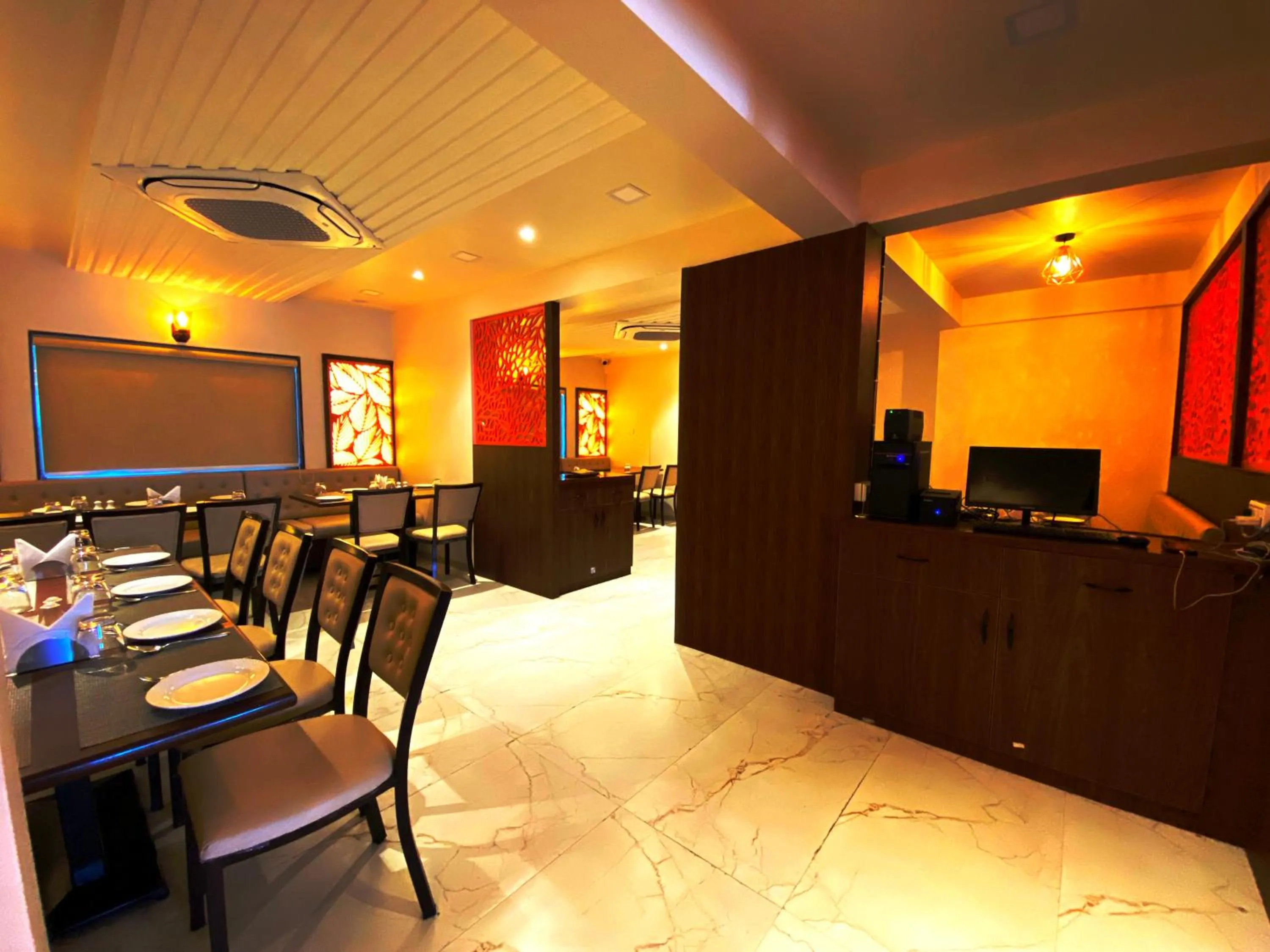 Restaurant/places to eat in The Grand Sarovar Inn And Suites