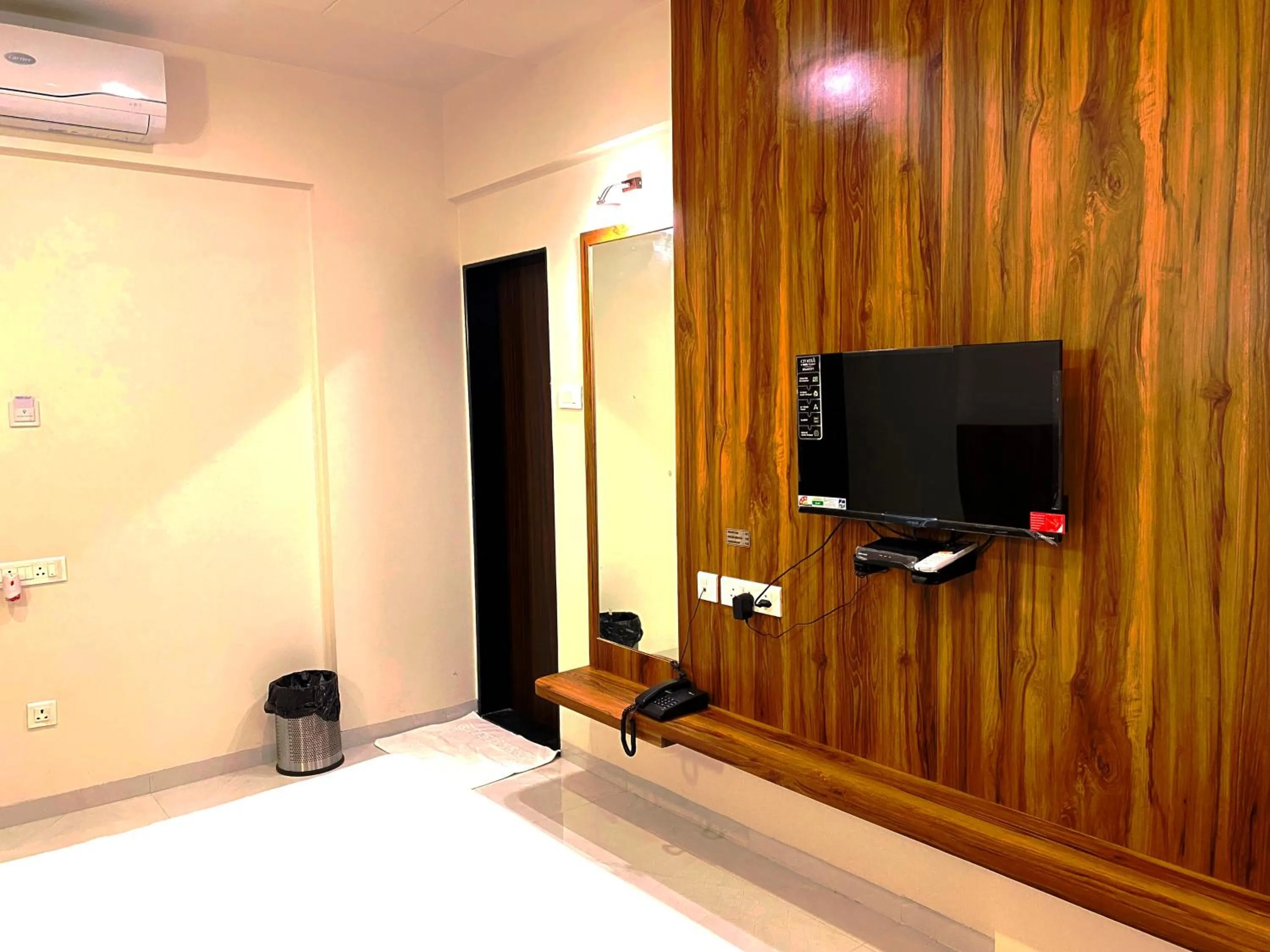 The Grand Sarovar Inn And Suites