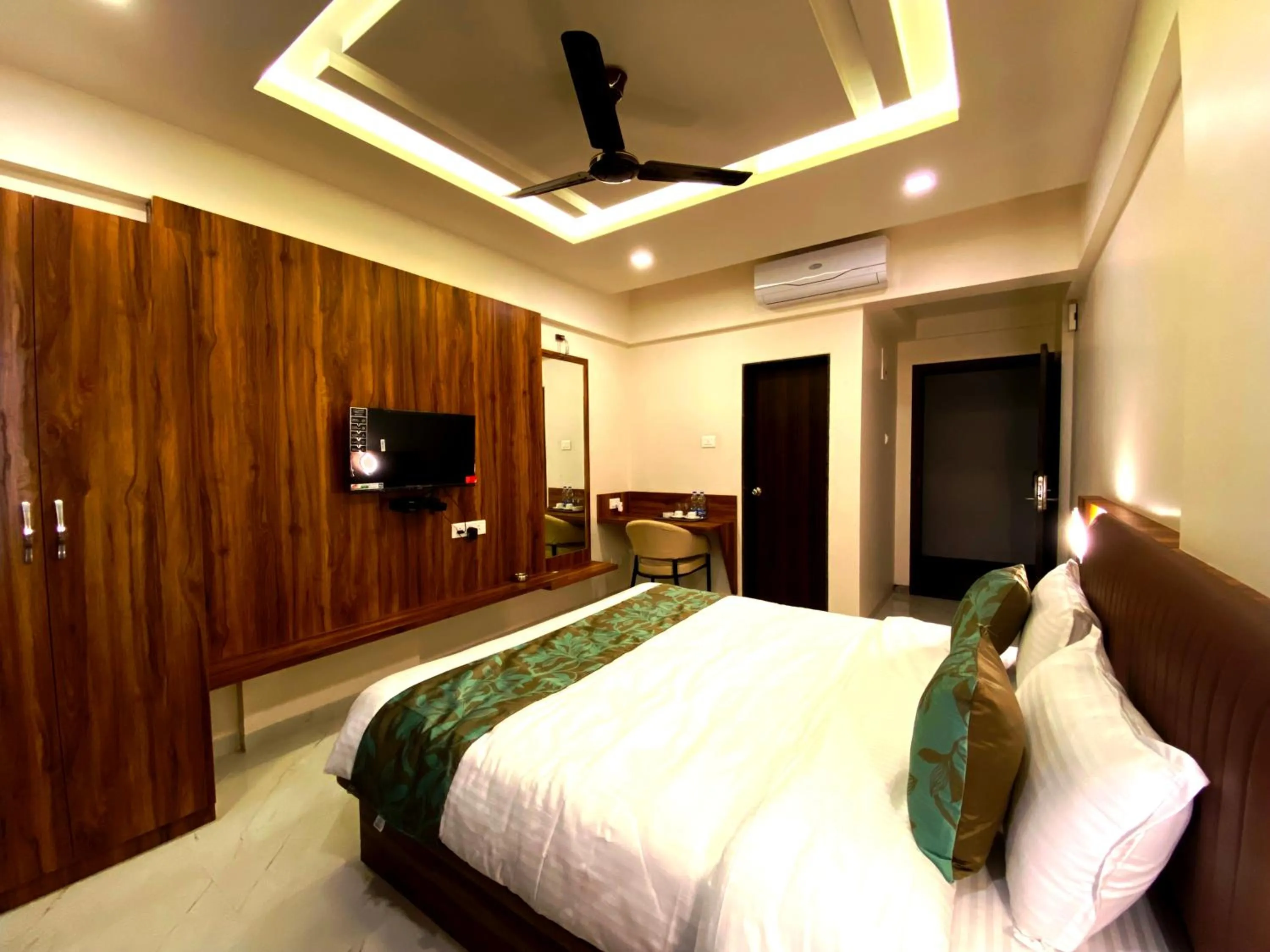 Bedroom in The Grand Sarovar Inn And Suites