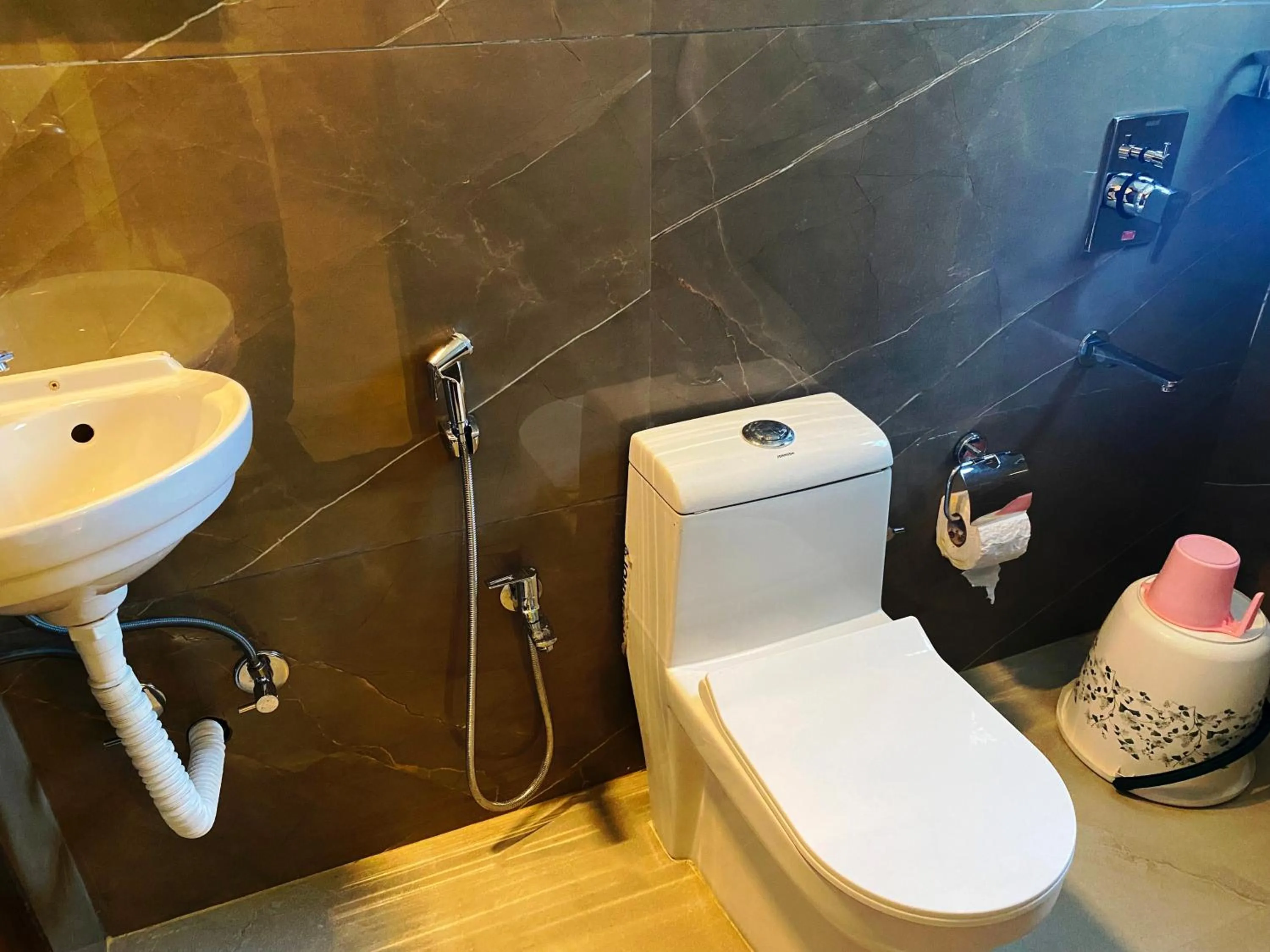 The Grand Sarovar Inn And Suites