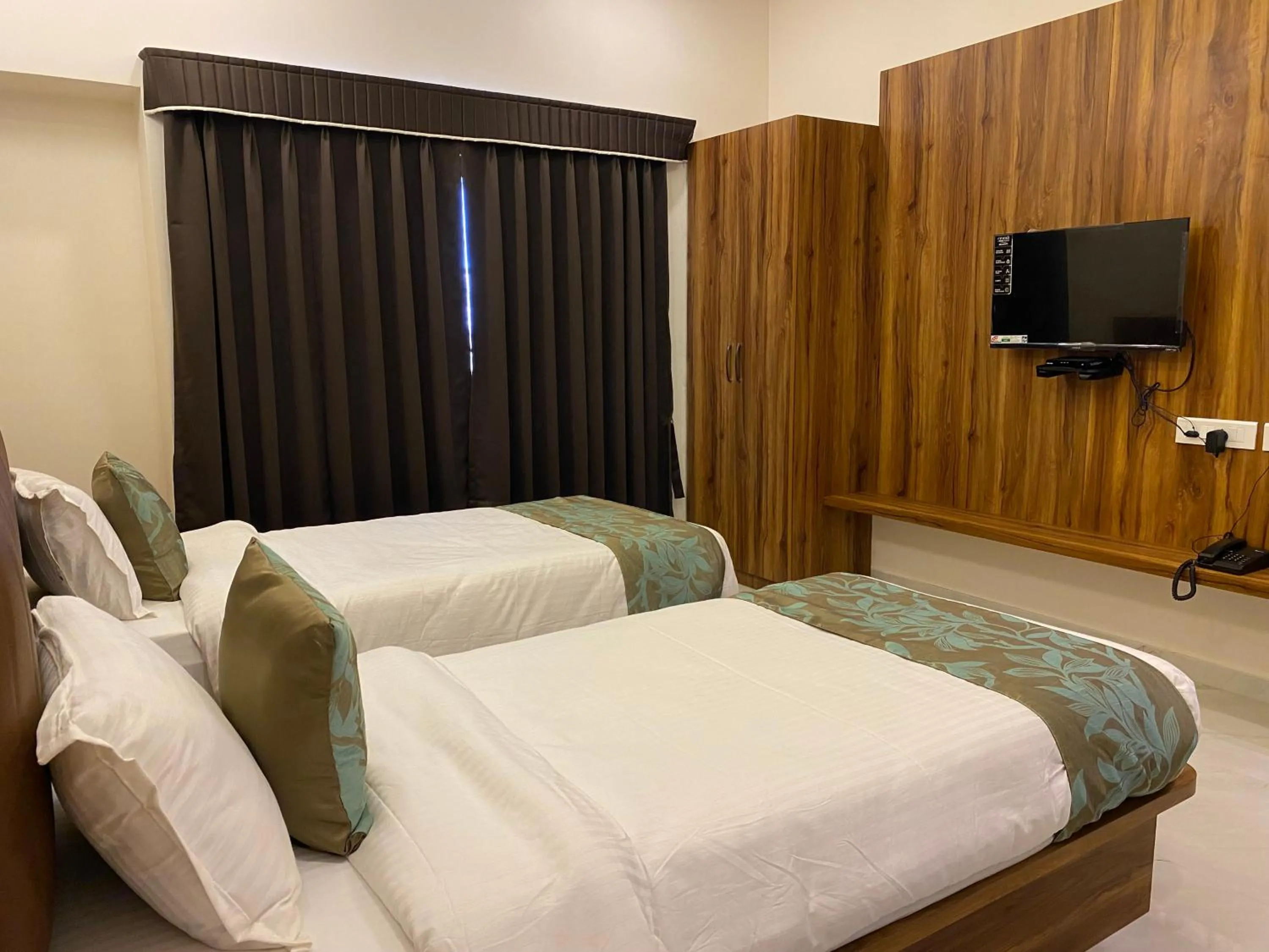 The Grand Sarovar Inn And Suites
