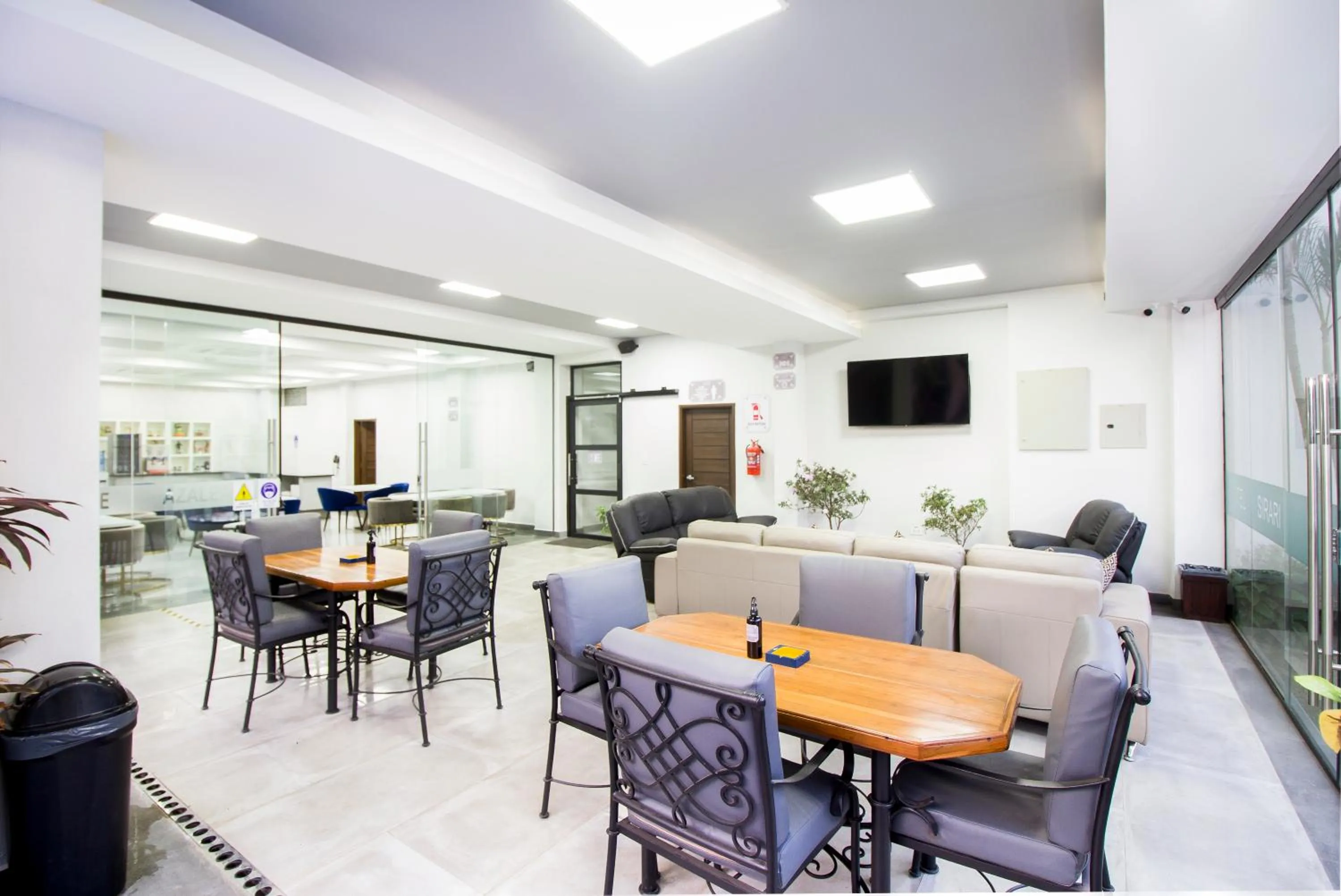 Restaurant/places to eat in Hotel Sirari By Regina