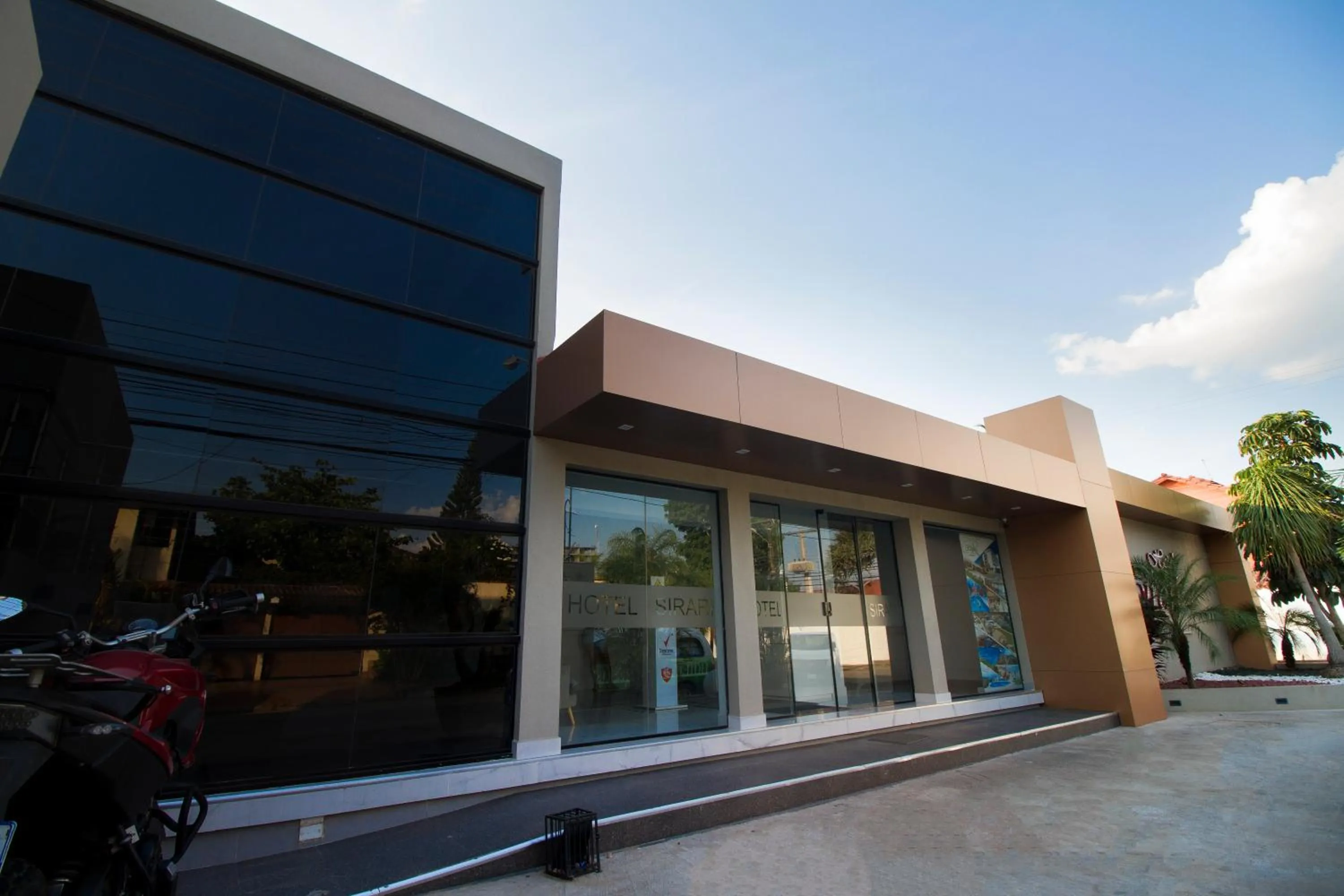 Facade/entrance in Hotel Sirari By Regina