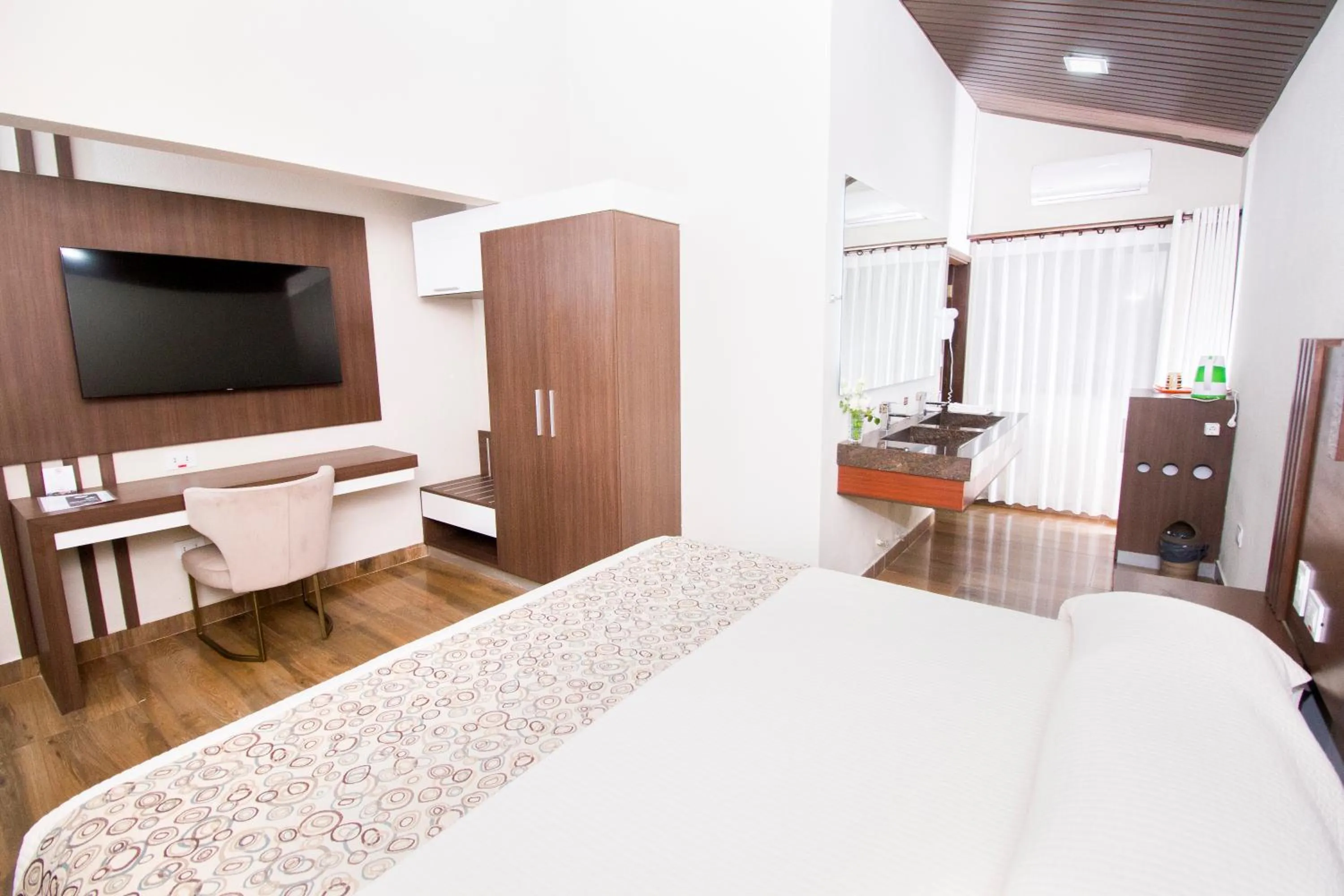 TV and multimedia, Bed in Hotel Sirari By Regina