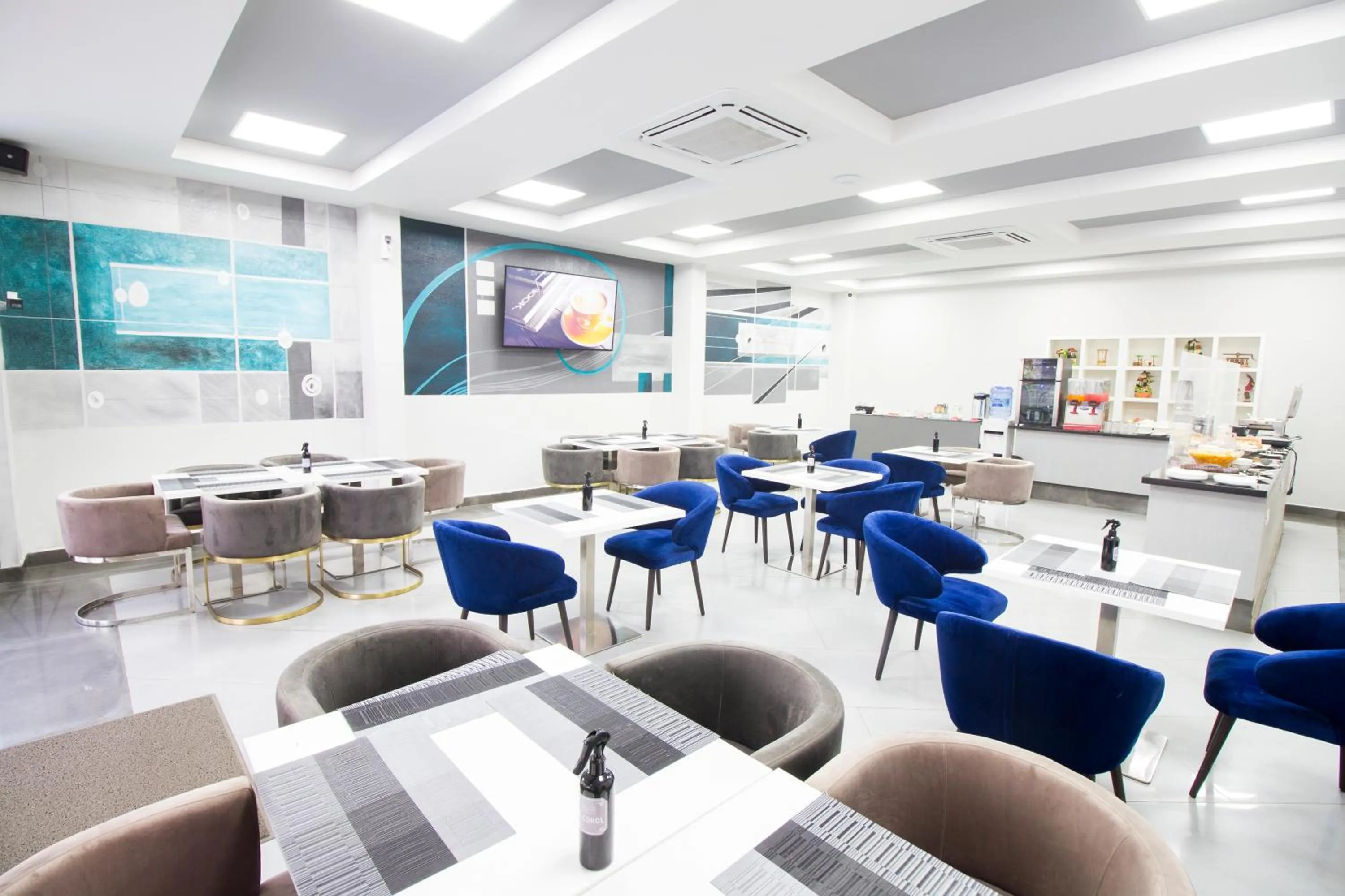 Restaurant/places to eat in Hotel Sirari By Regina