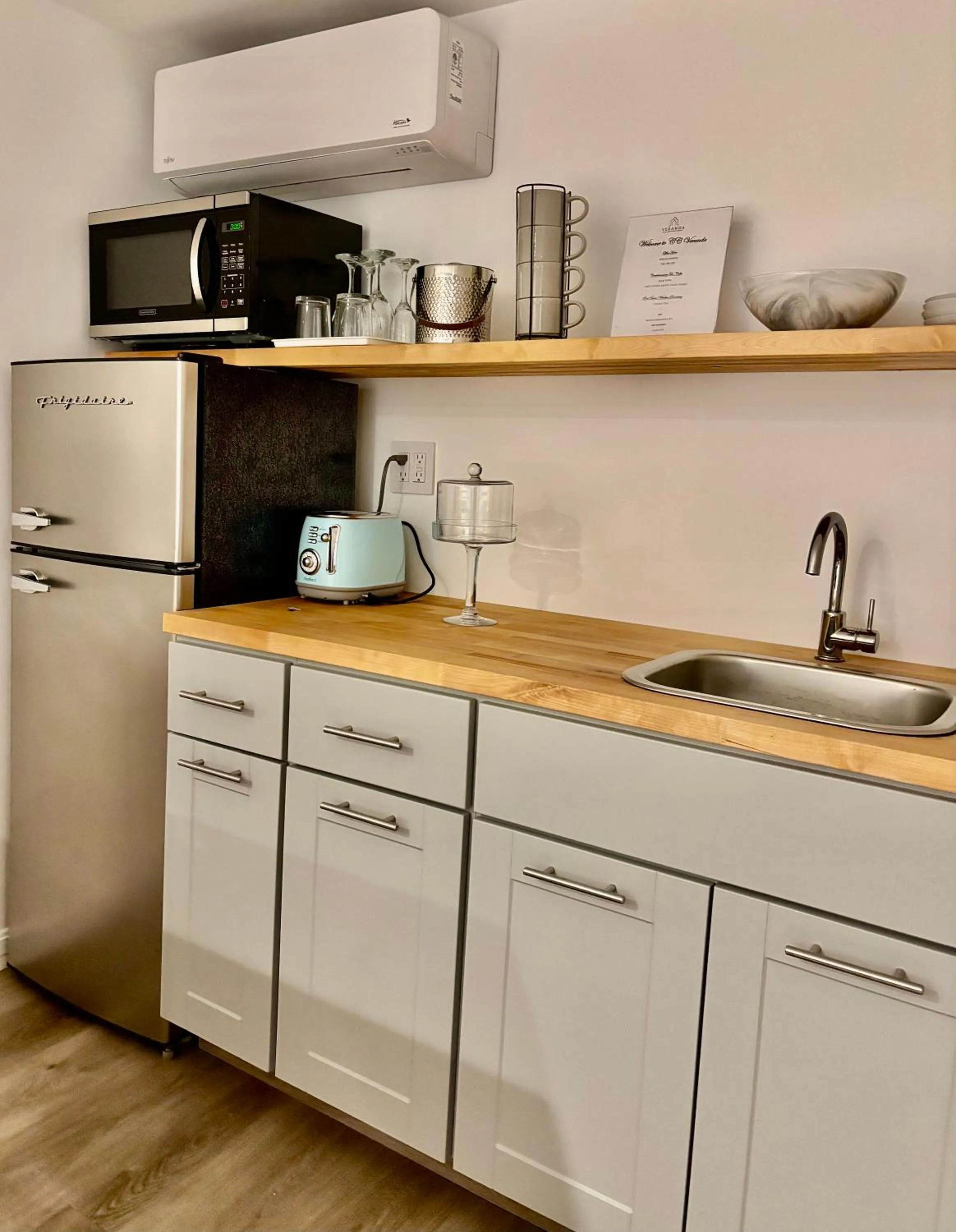 Kitchen or kitchenette in Cape Cod Veranda