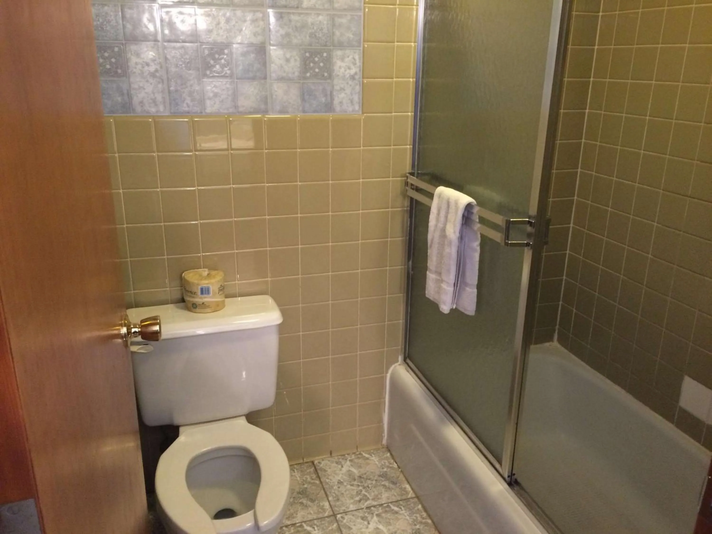 Photo of the whole room, Bathroom in Custom Stay Thief River Falls