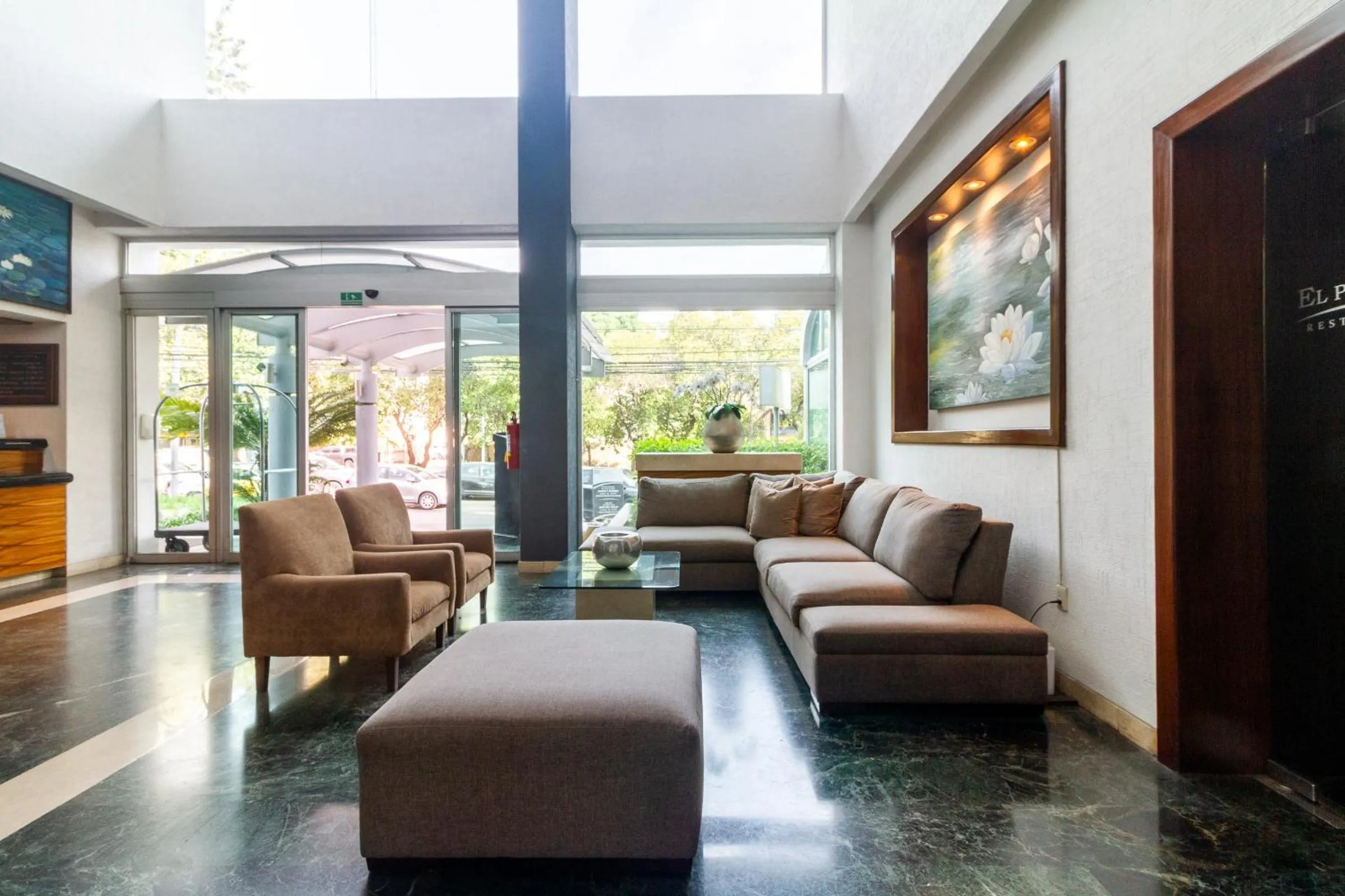 Facade/entrance in Mesón Ejecutivo Guadalajara Minerva - Av México