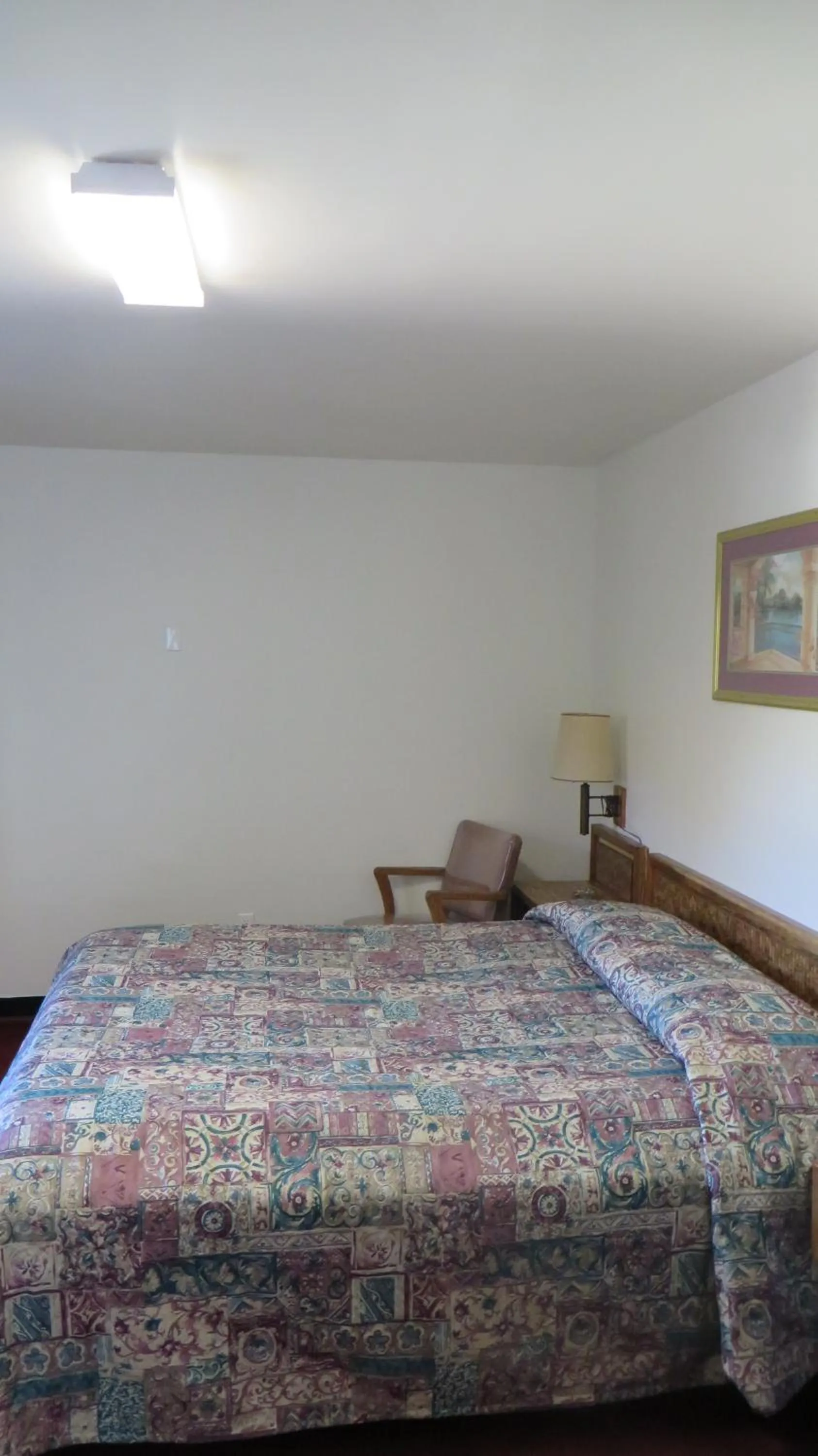 Bed in Eagle Rock Motel