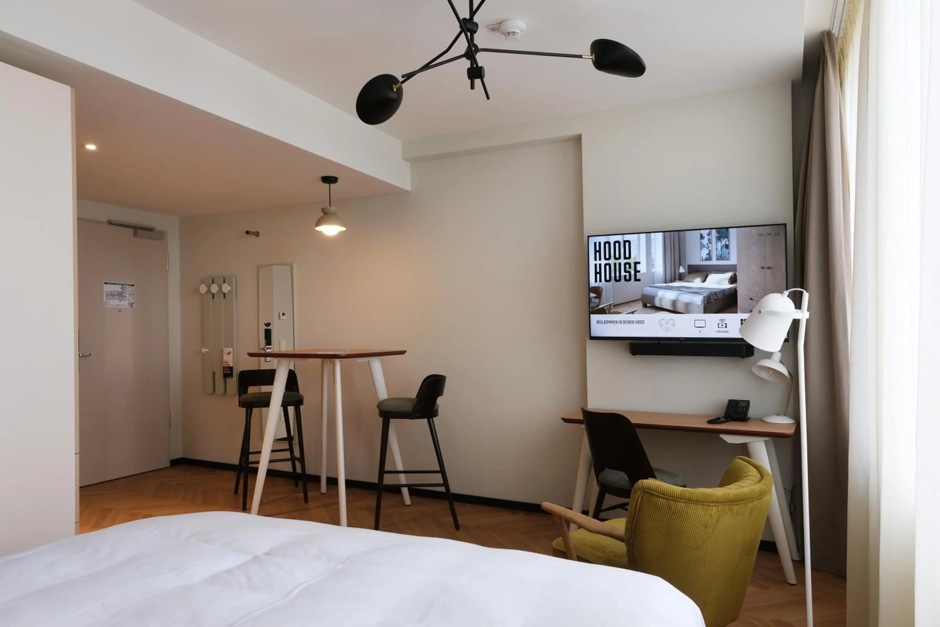 TV and multimedia, Bed in Hood House Kassel - volldigitales Serviced Apartment