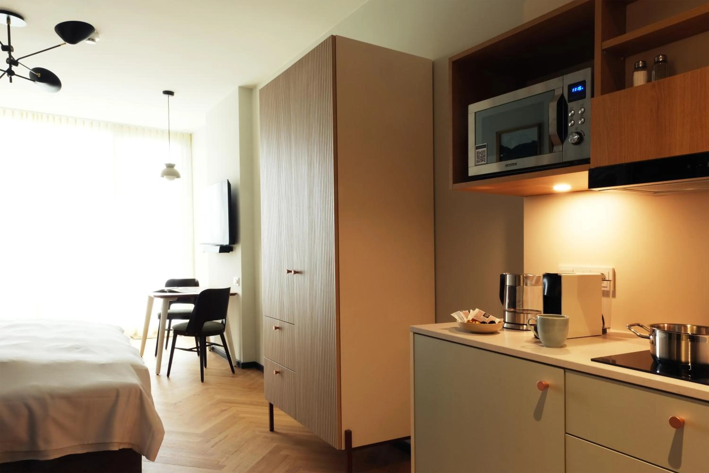 Photo of the whole room, Bed in Hood House Kassel - volldigitales Serviced Apartment