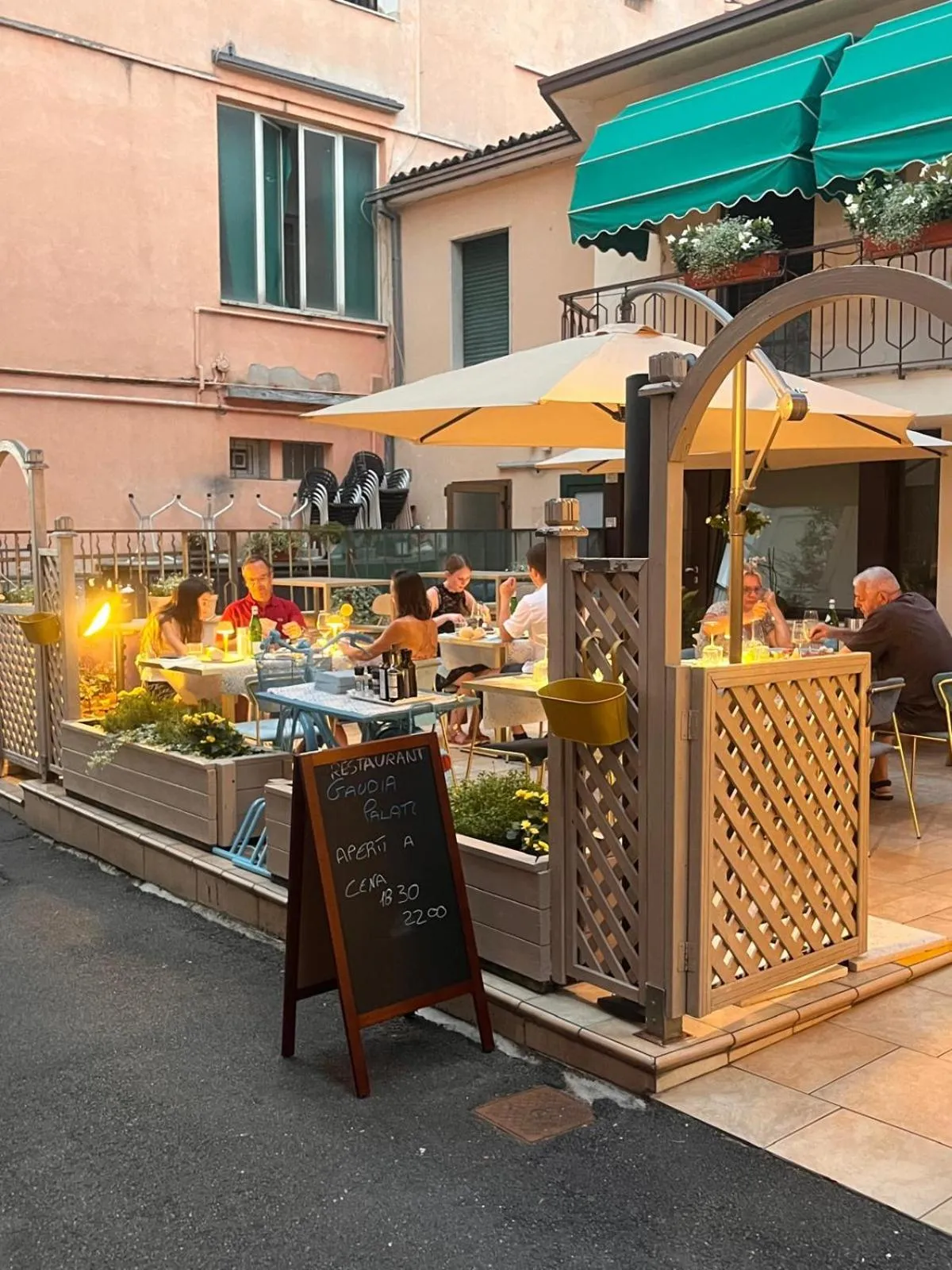 Restaurant/places to eat in Hotel Eden