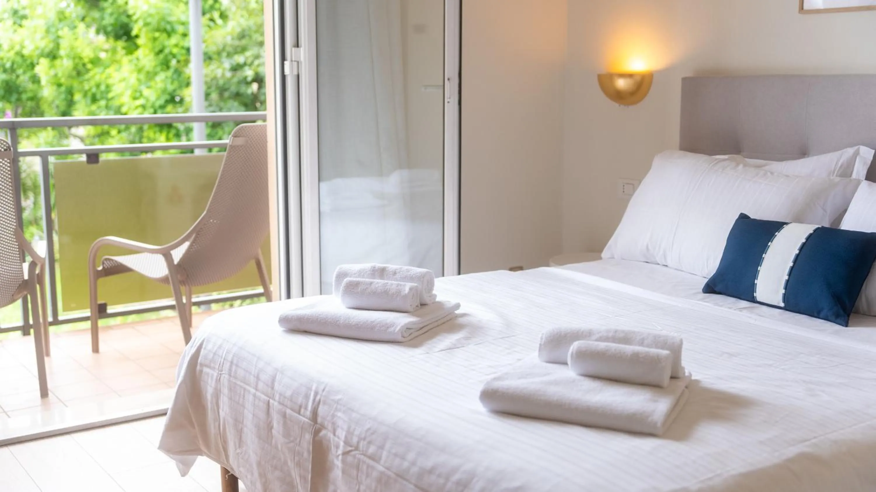 Balcony/Terrace, Bed in Hotel Eden