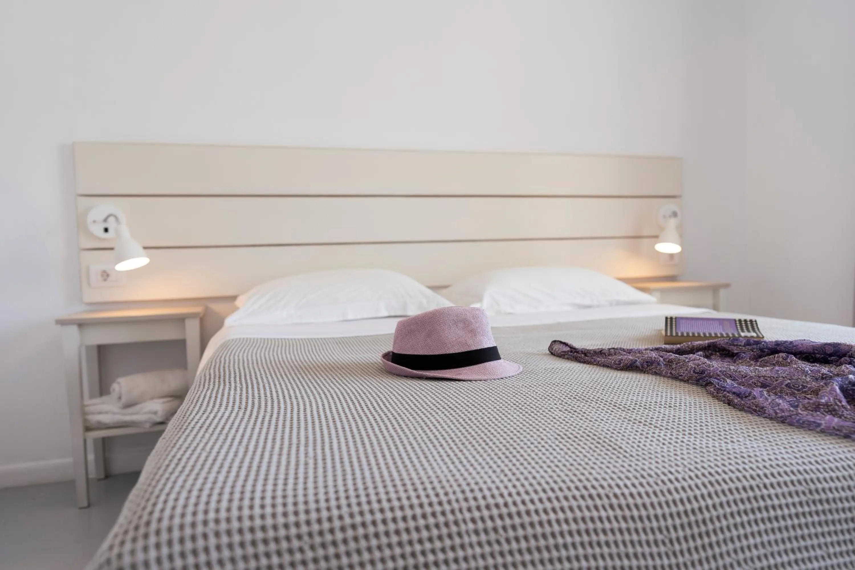 Photo of the whole room, Bed in Beach Break Rhodes