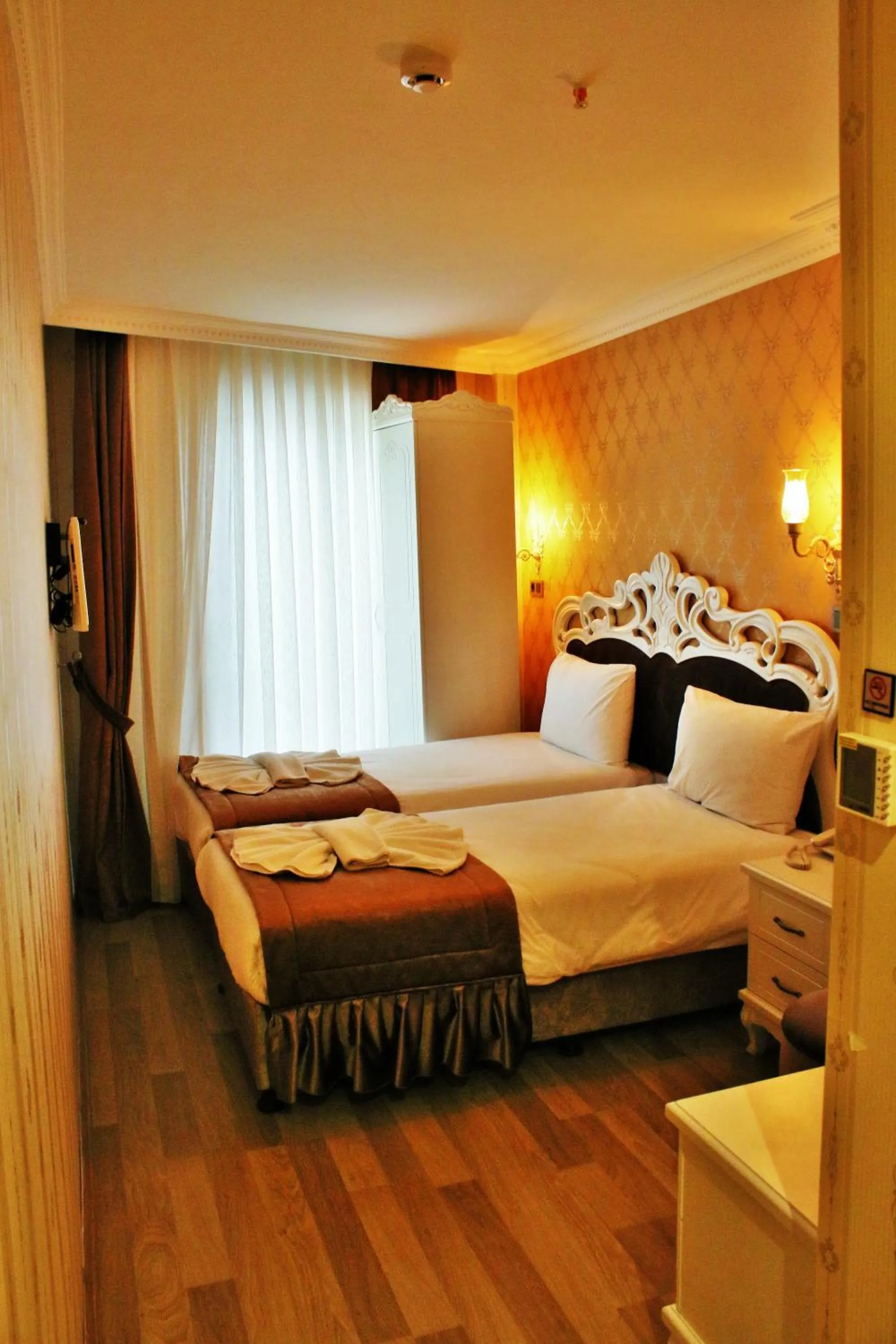 Photo of the whole room, Bed in Sultanahmet Newport Hotel