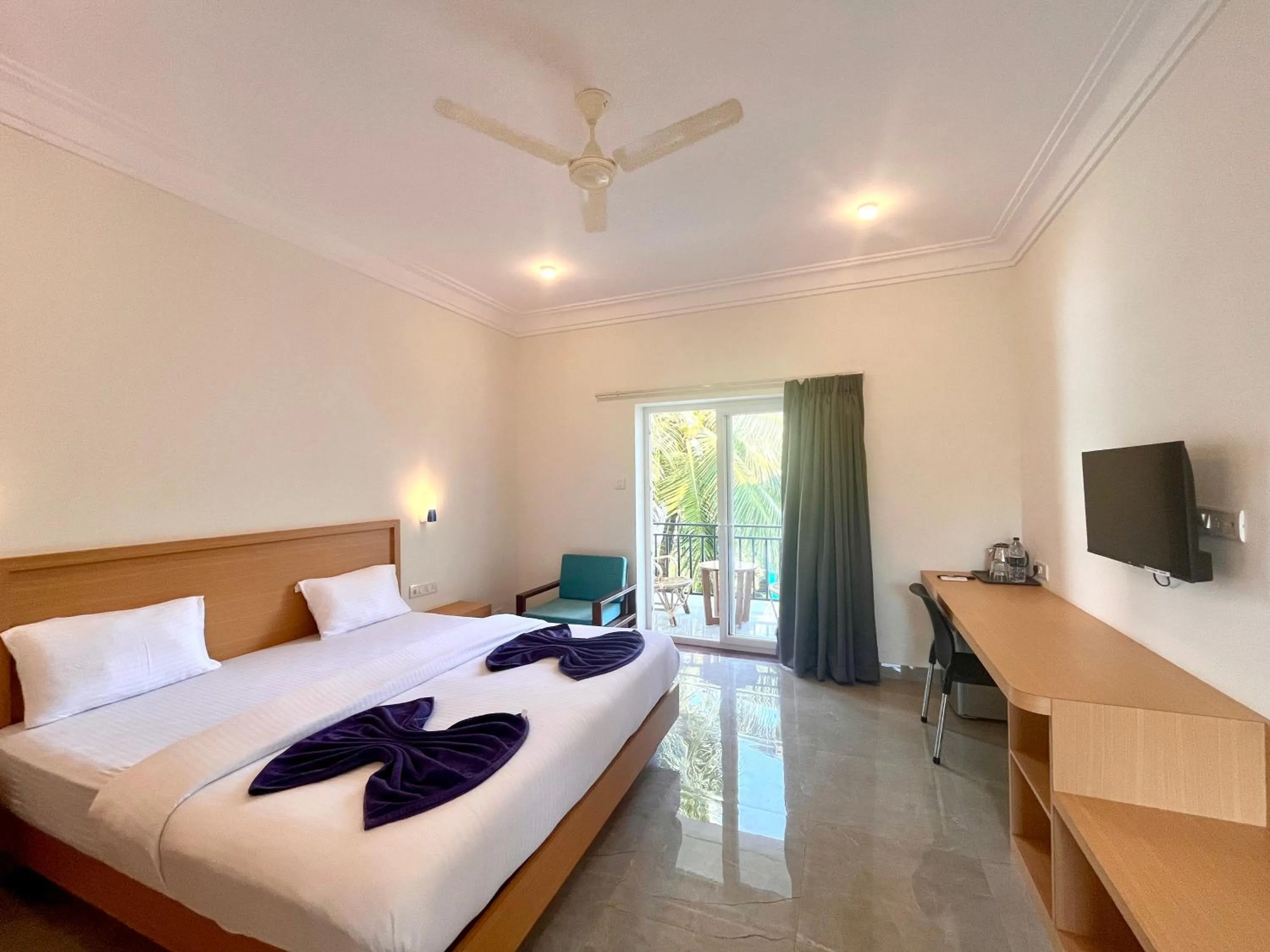 Communal lounge/ TV room, Bed in Morjim Sunset Hotel