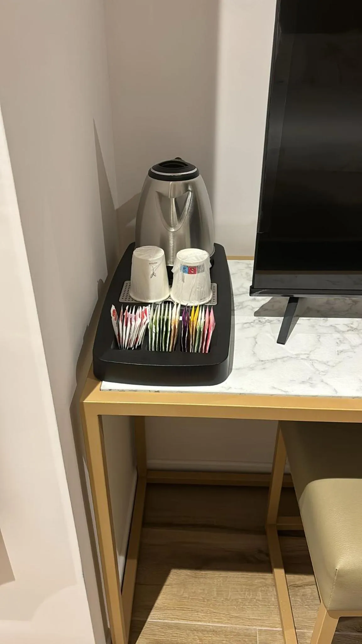 Coffee/tea facilities in Romi Suite