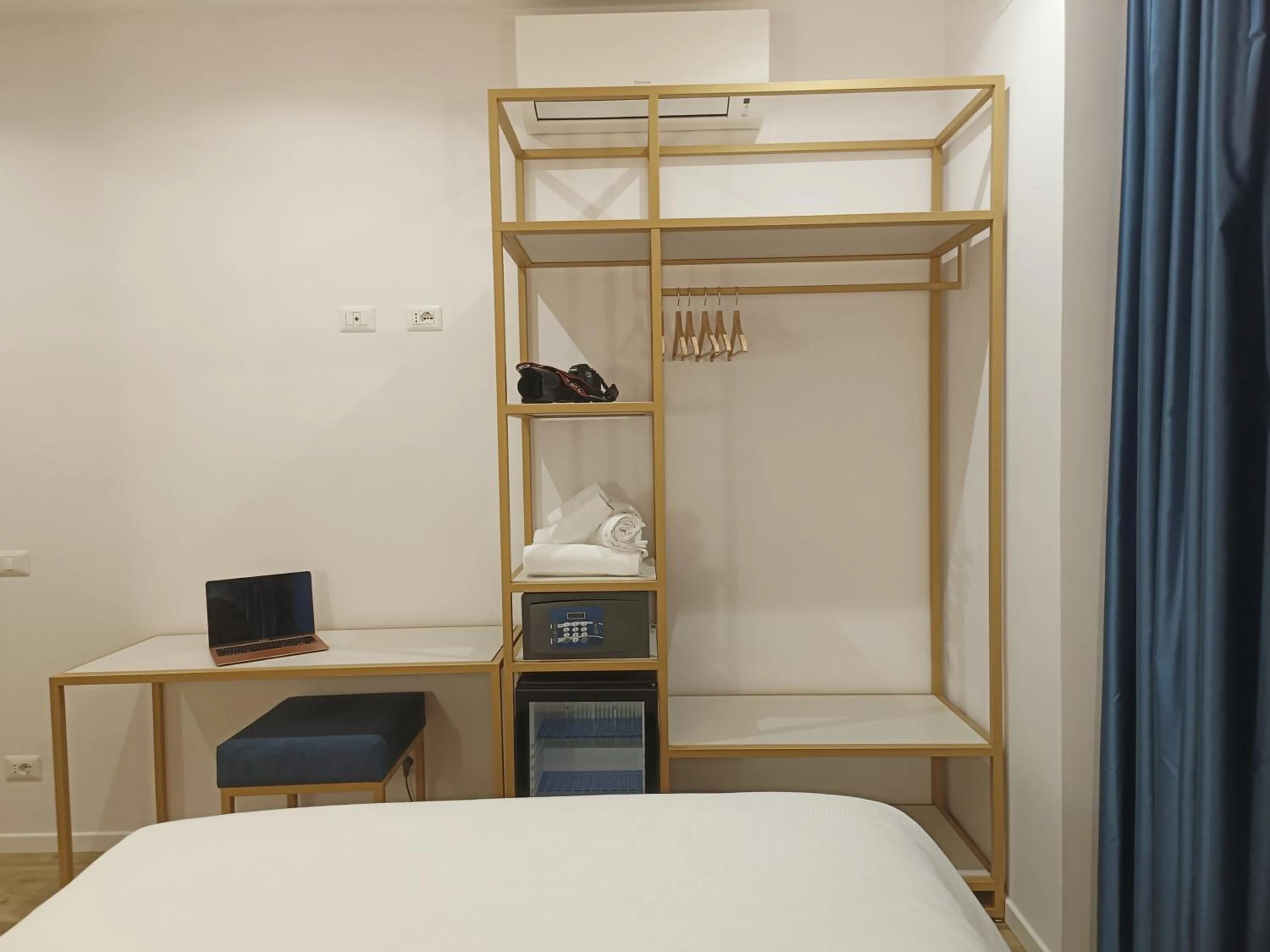 hair dresser, Bed in Romi Suite