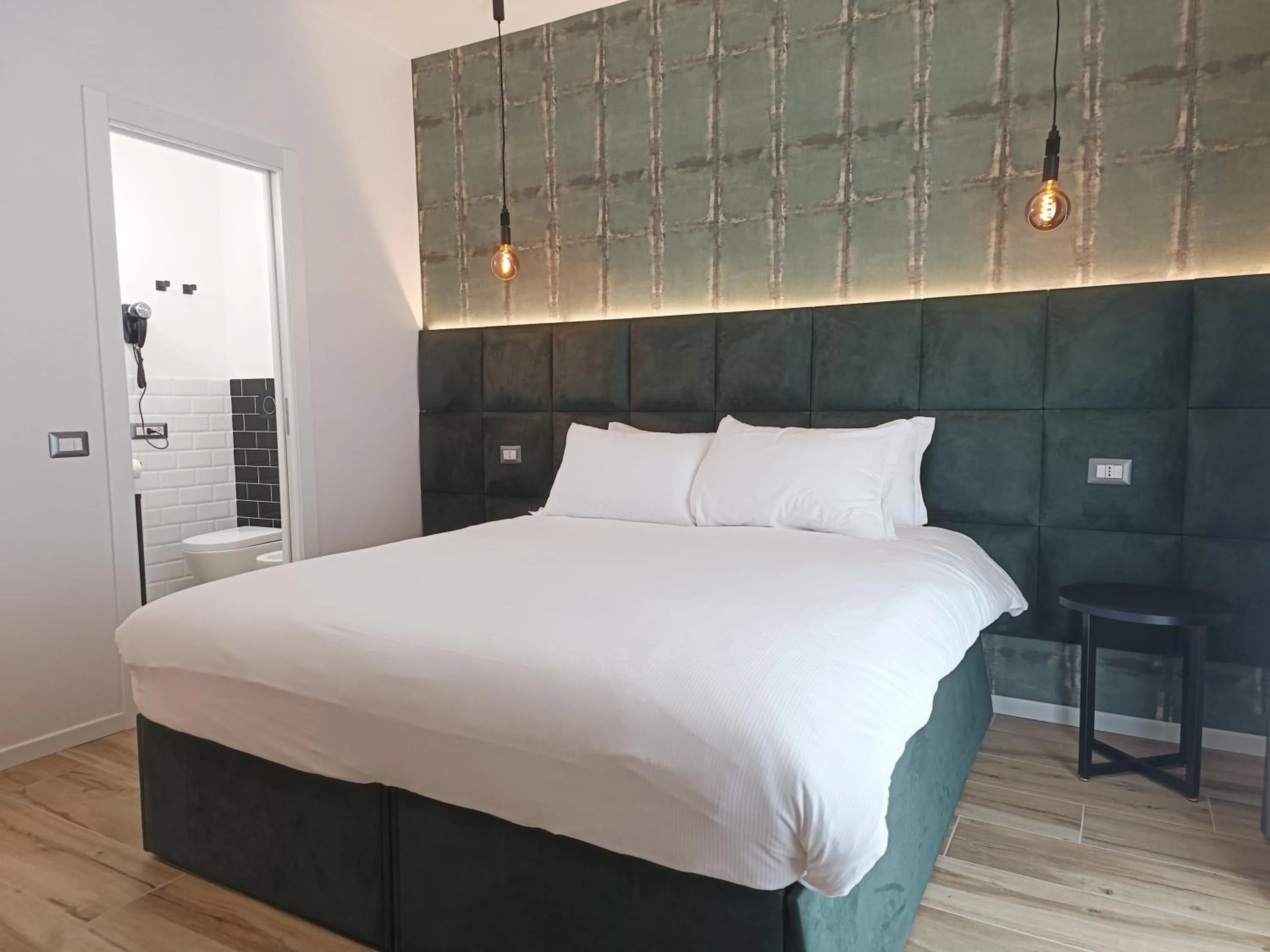 Bedroom, Bed in Romi Suite