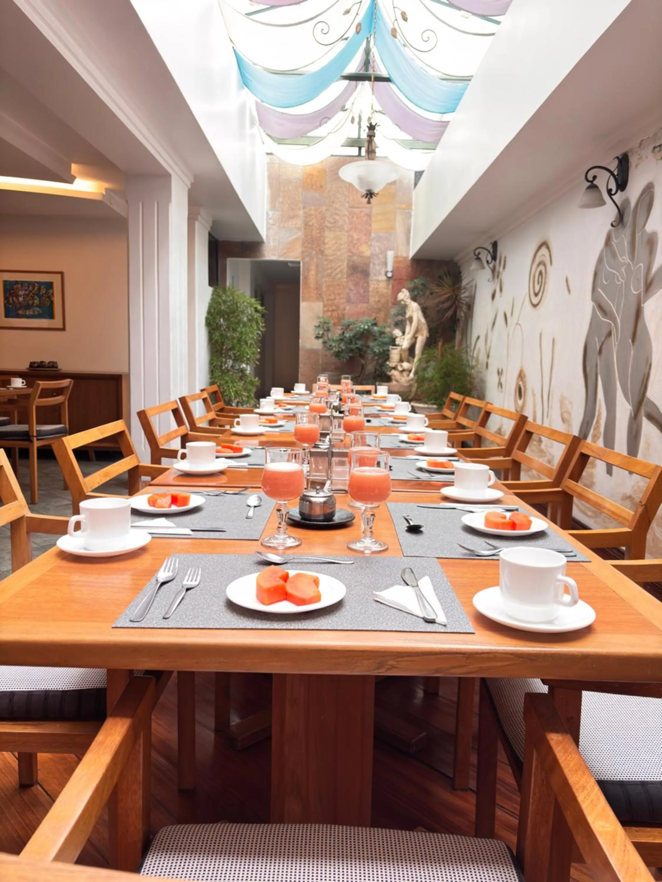 Restaurant/places to eat in Hotel Tourblanche