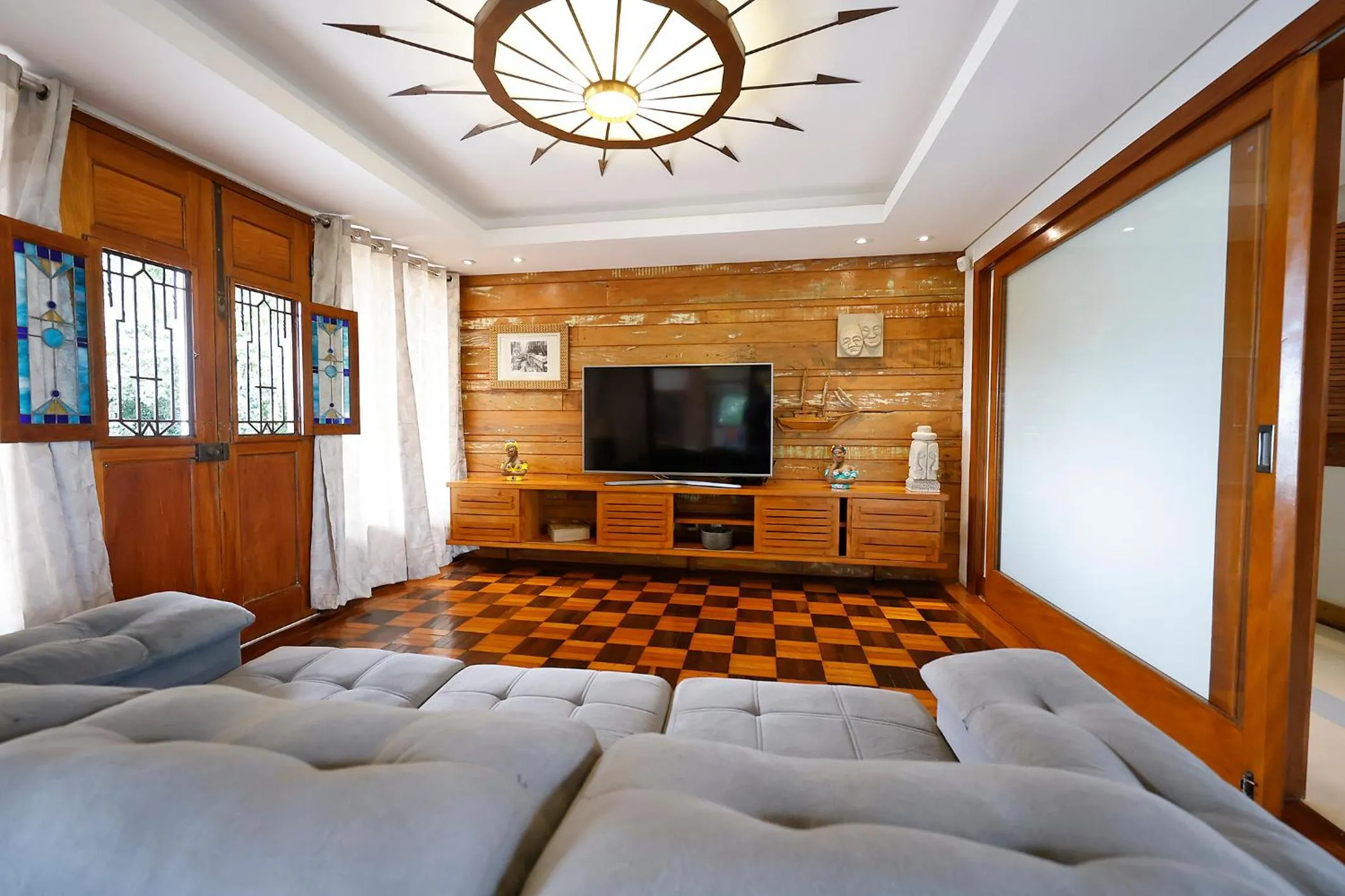 Communal lounge/ TV room in Cliffside Boutique Hotel