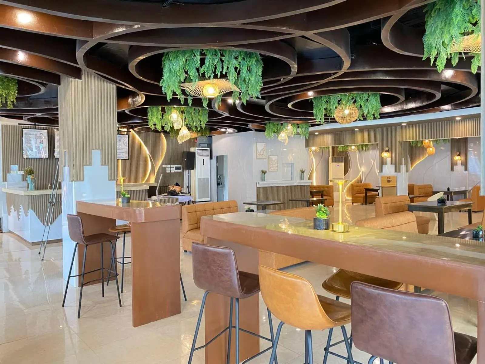 Restaurant/places to eat in LM METRO HOTEL