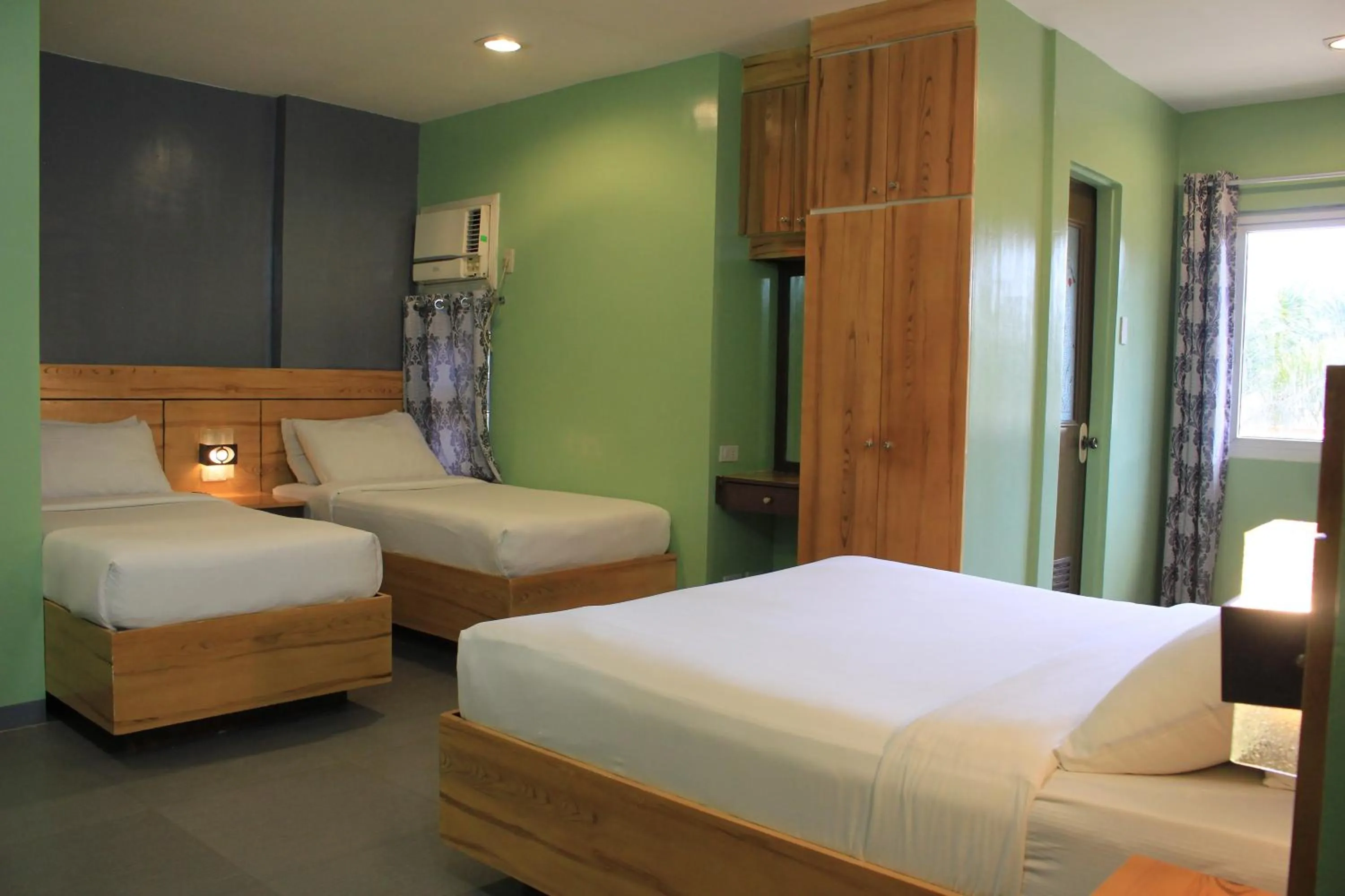 Bed in LM METRO HOTEL