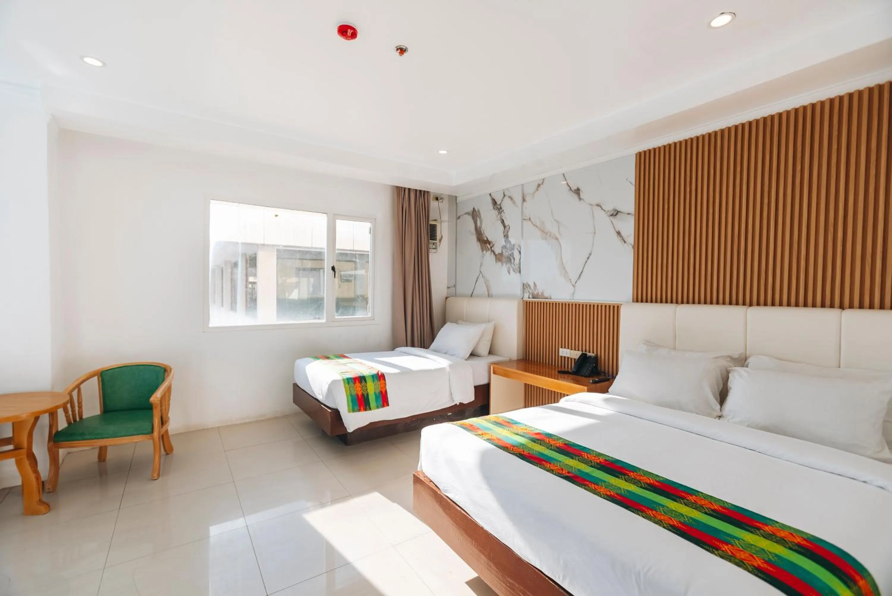 Bed in LM METRO HOTEL