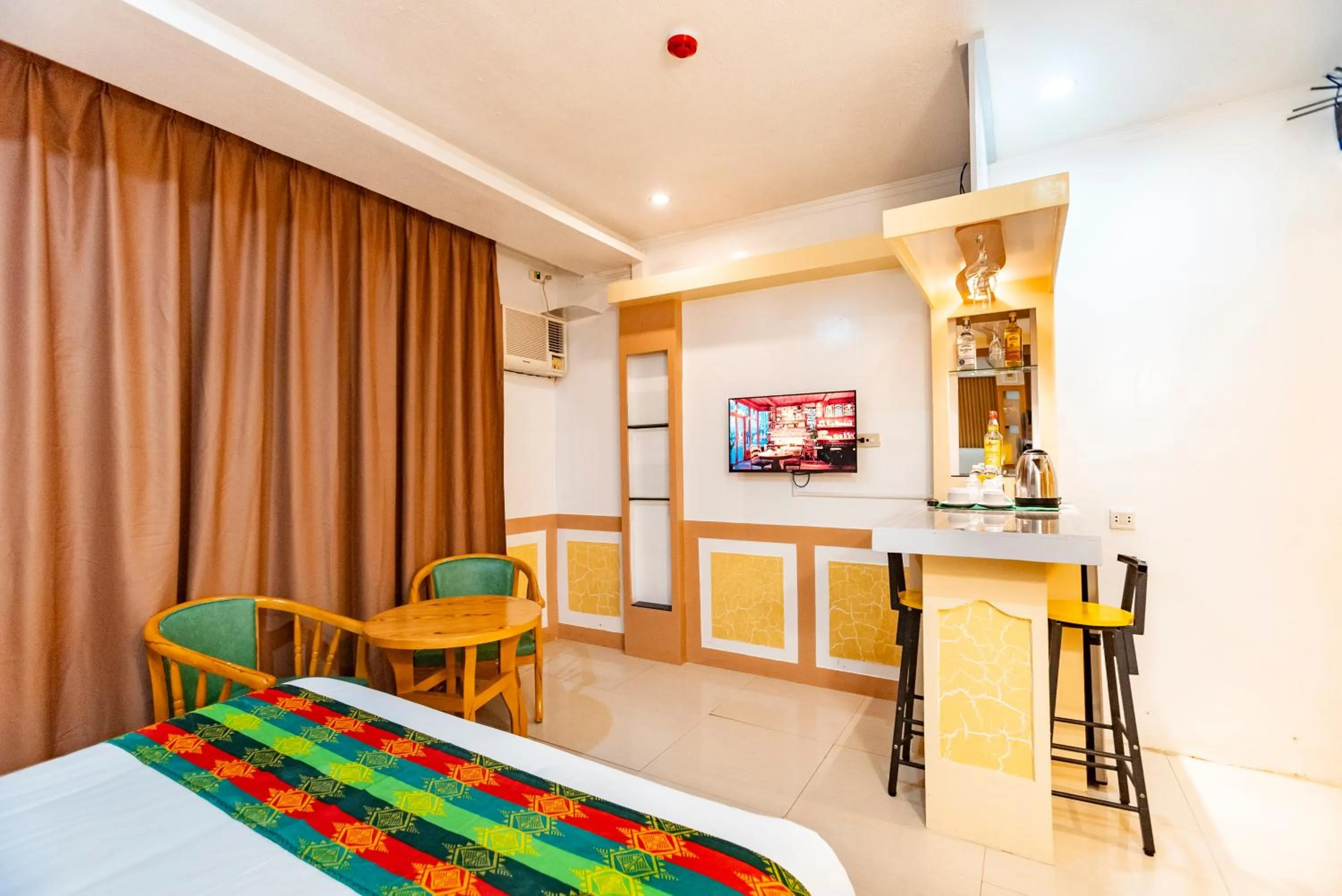 Bed in LM METRO HOTEL