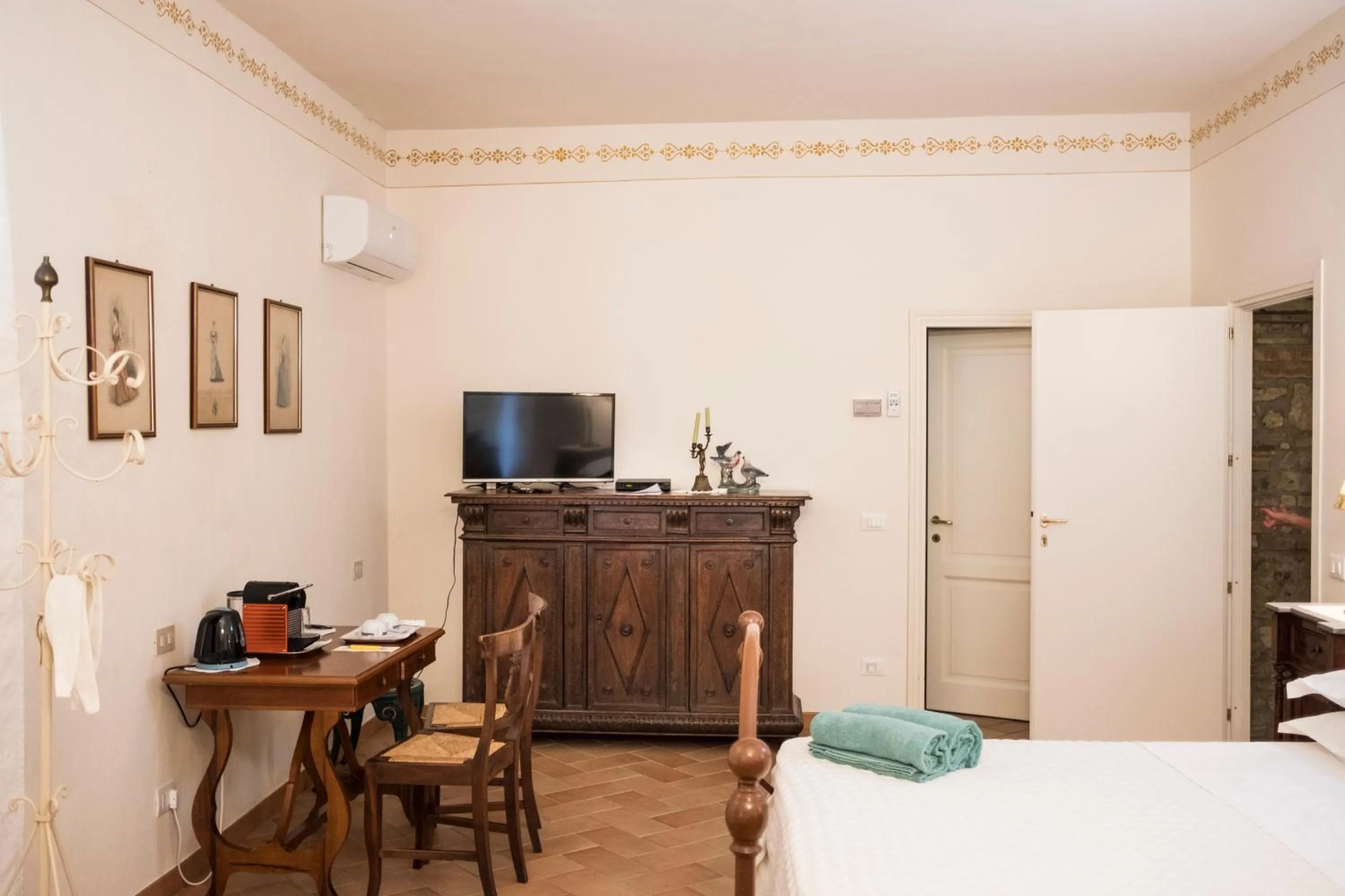 Photo of the whole room, Bed in Podere Lornanino