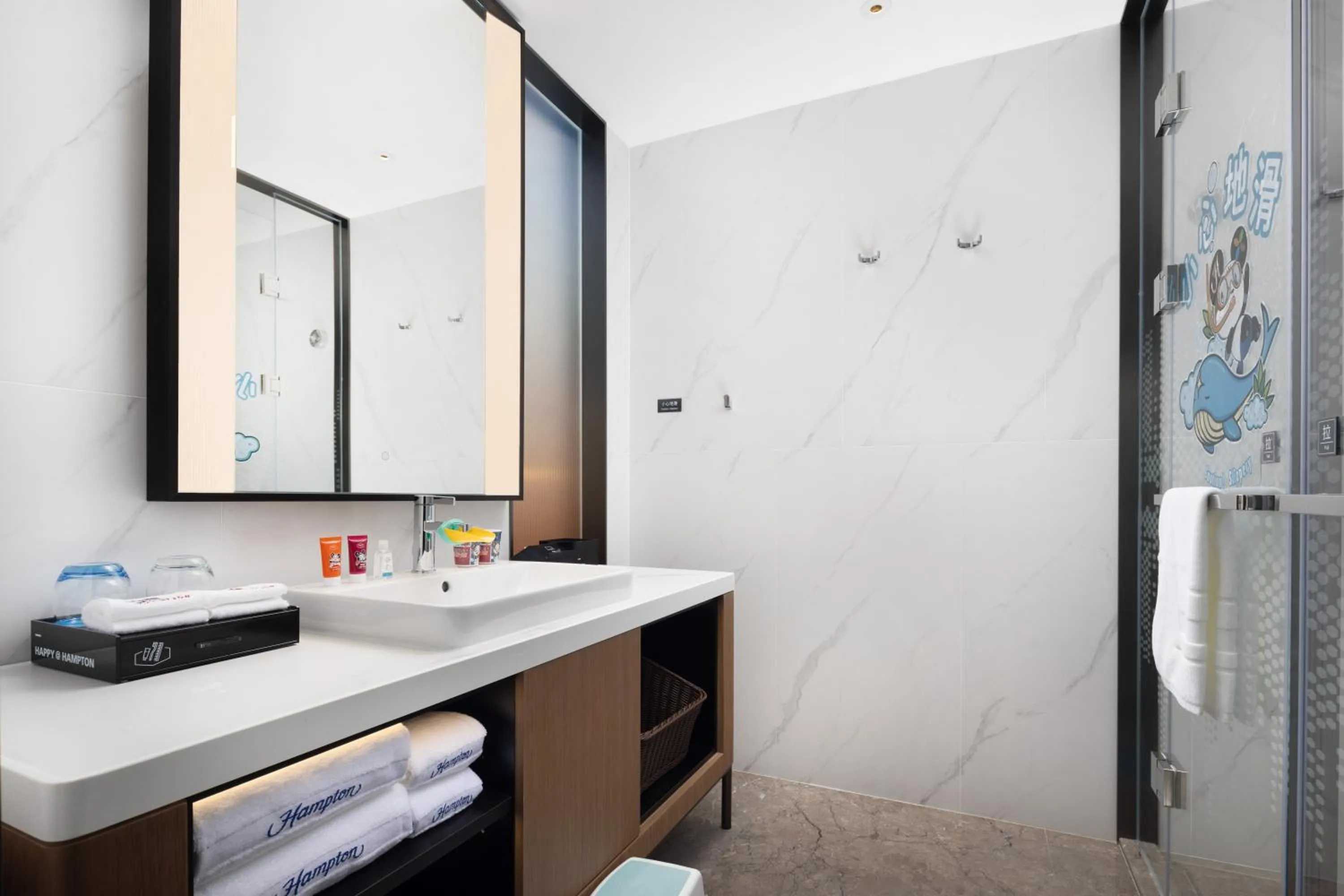 Bathroom in Hampton by Hilton Shenzhen Futian Huaqiangbei