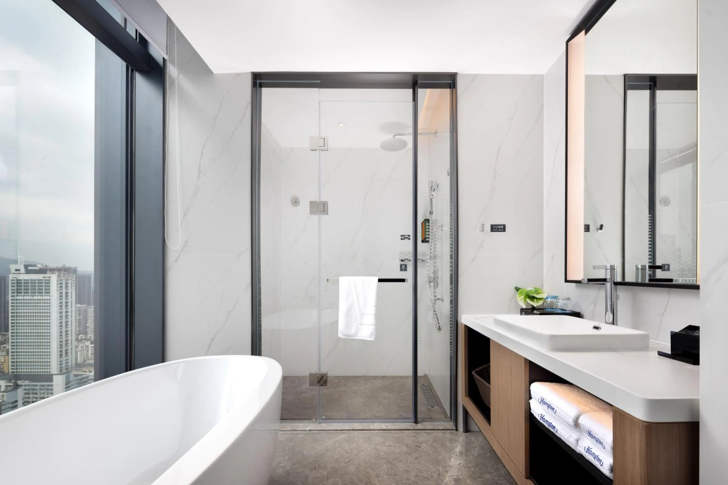 Bathroom in Hampton by Hilton Shenzhen Futian Huaqiangbei
