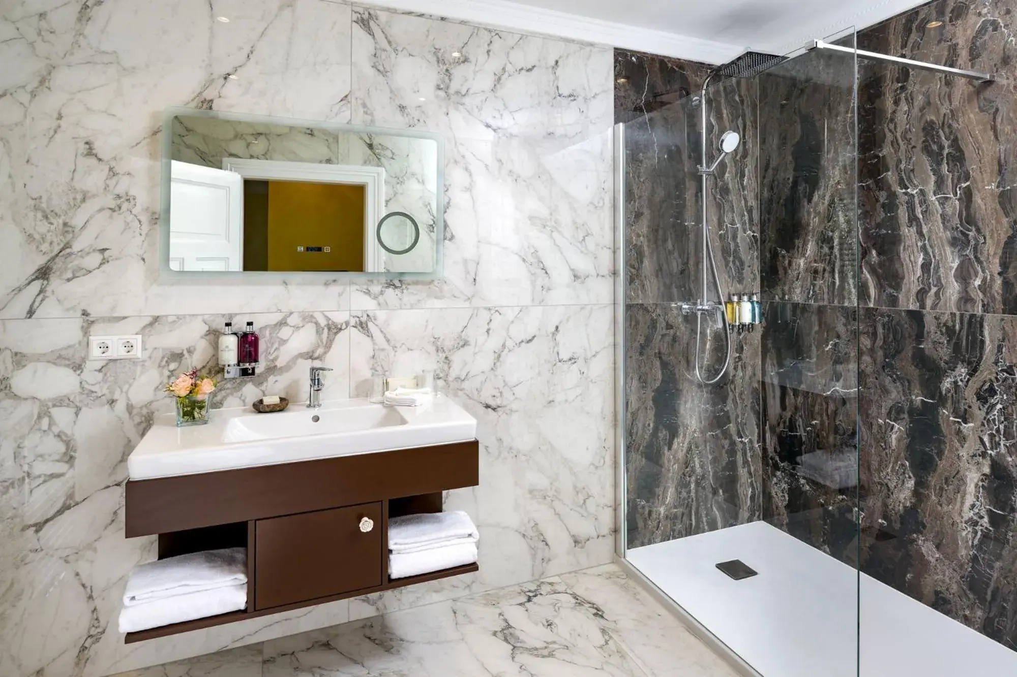 Deluxe Double Room in Hotel The Rose by Goeres Deluxe Double Room in Hotel The Rose by Goeres