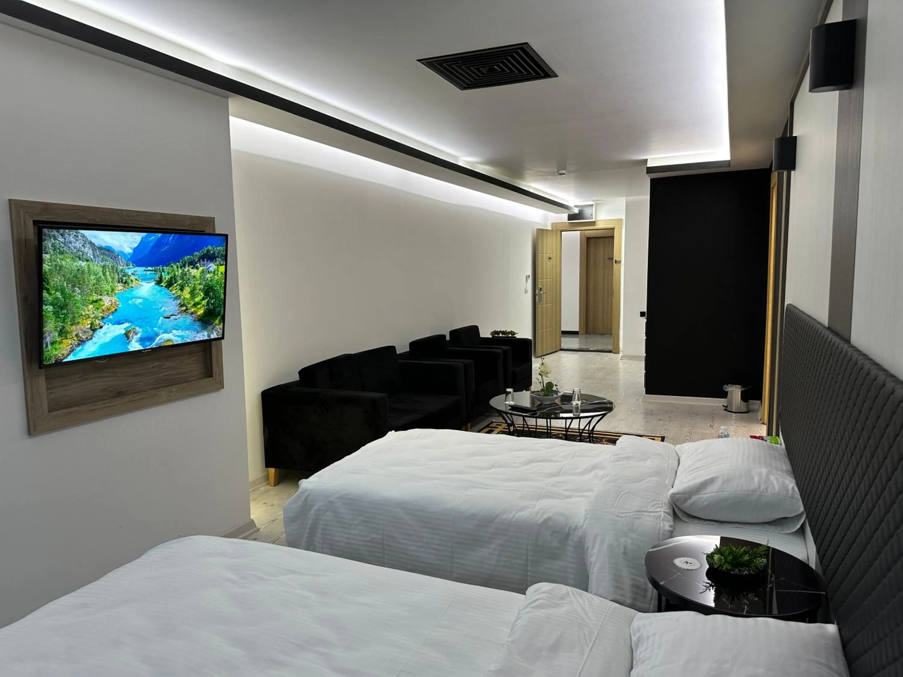 Communal lounge/ TV room, Bed in KT Suite